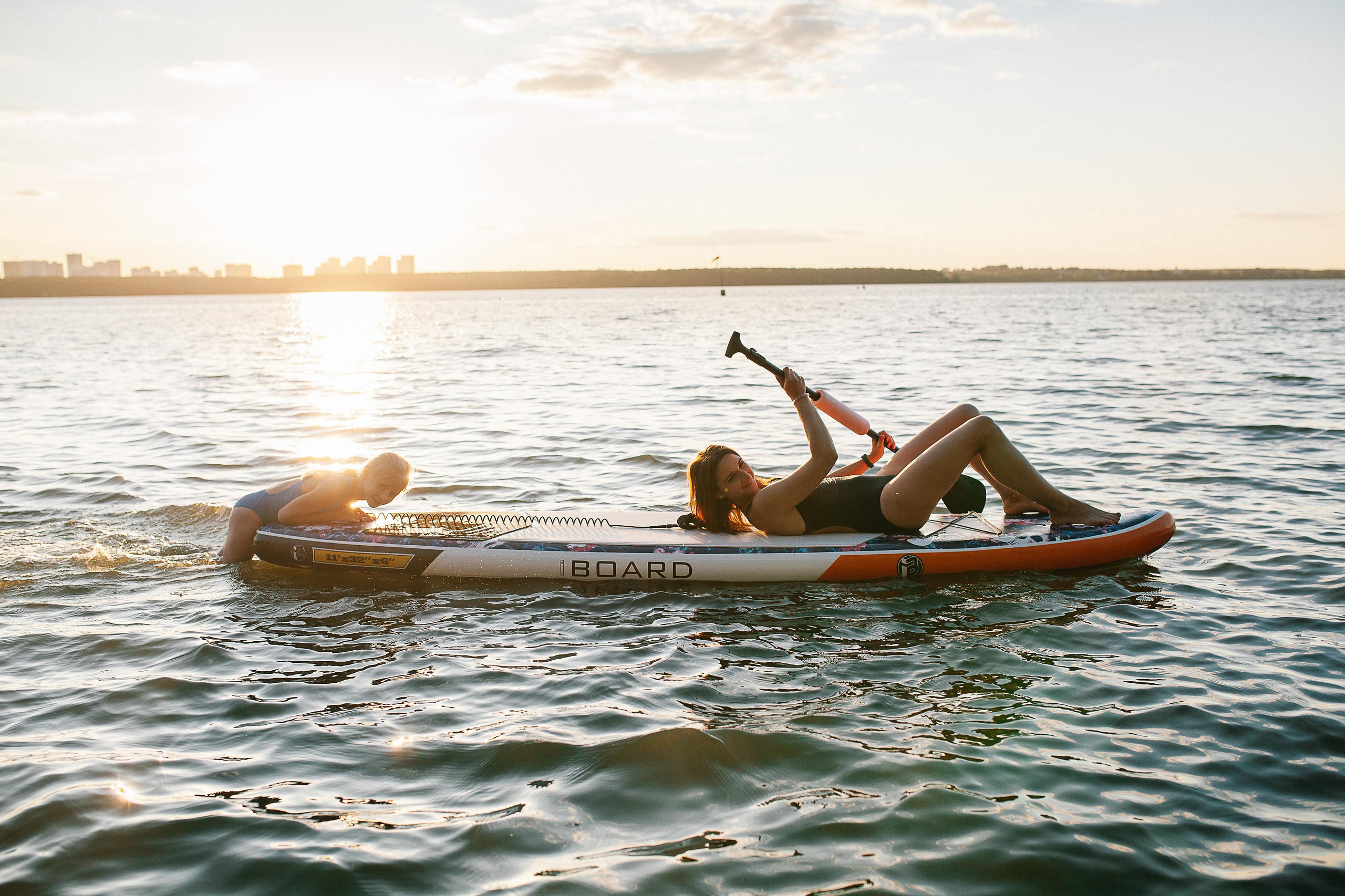 Маша и Юля на сапбордах. Семейный фотограф Трусова Евгения в Екатеринбурге