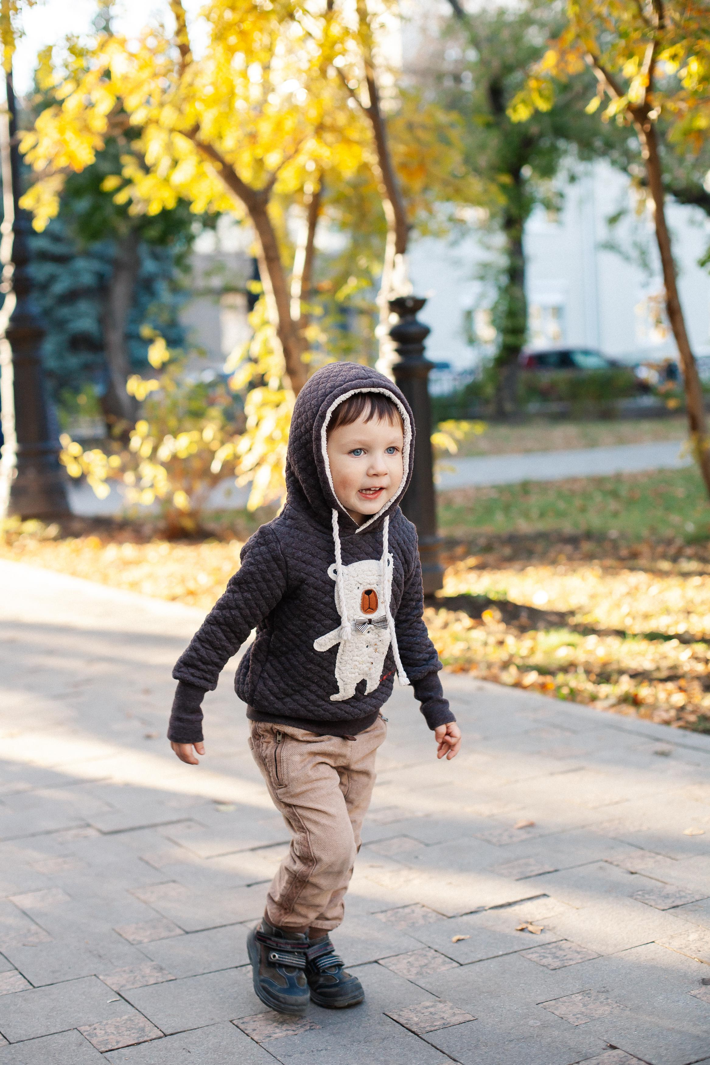 Юля, Аня и Макарик в парке возле Оперного театра. Осень. Семейный фотограф Трусова Евгения в Екатеринбурге