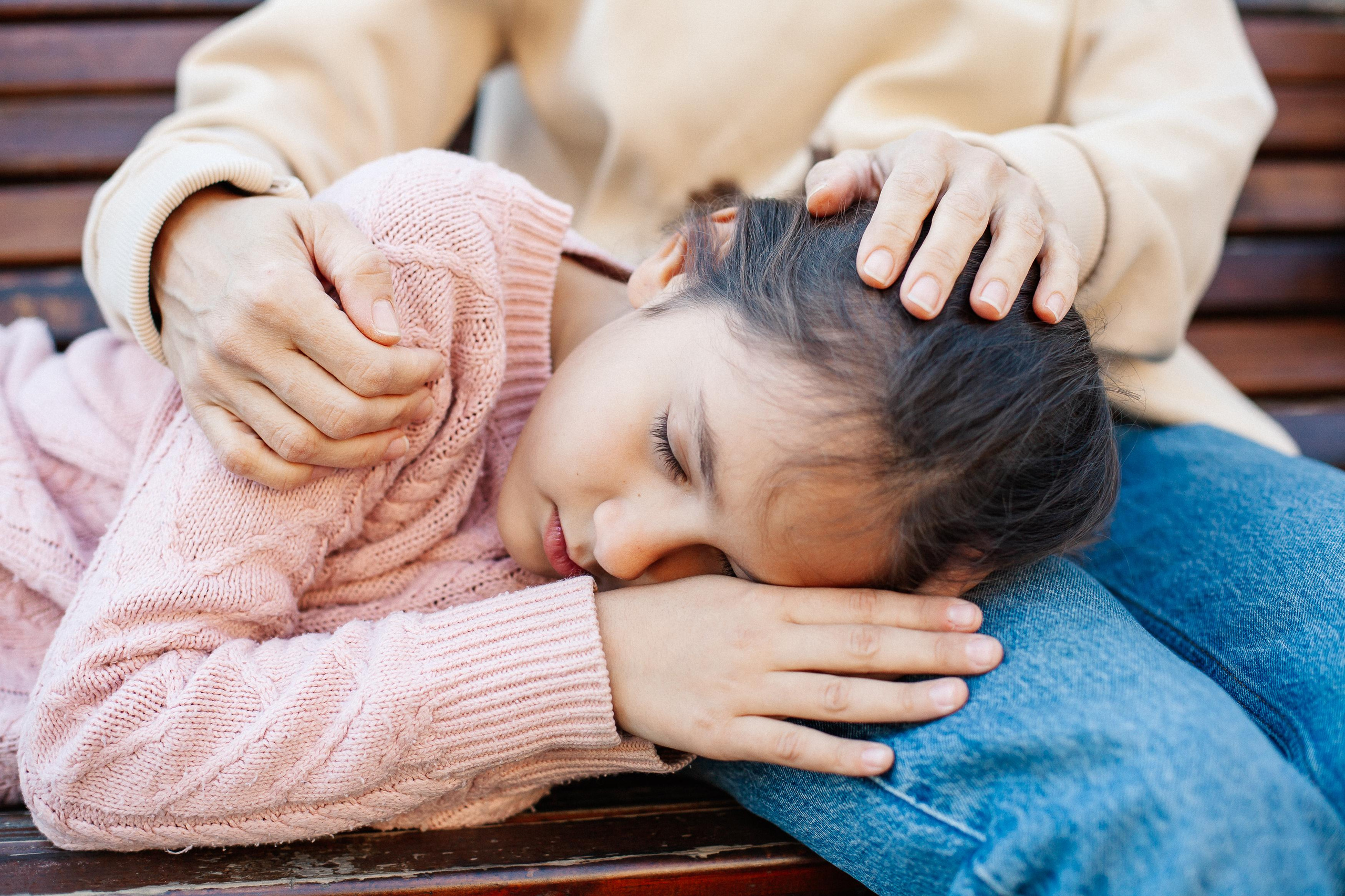 Юля, Аня и Макарик в парке возле Оперного театра. Осень. Семейный фотограф Трусова Евгения в Екатеринбурге