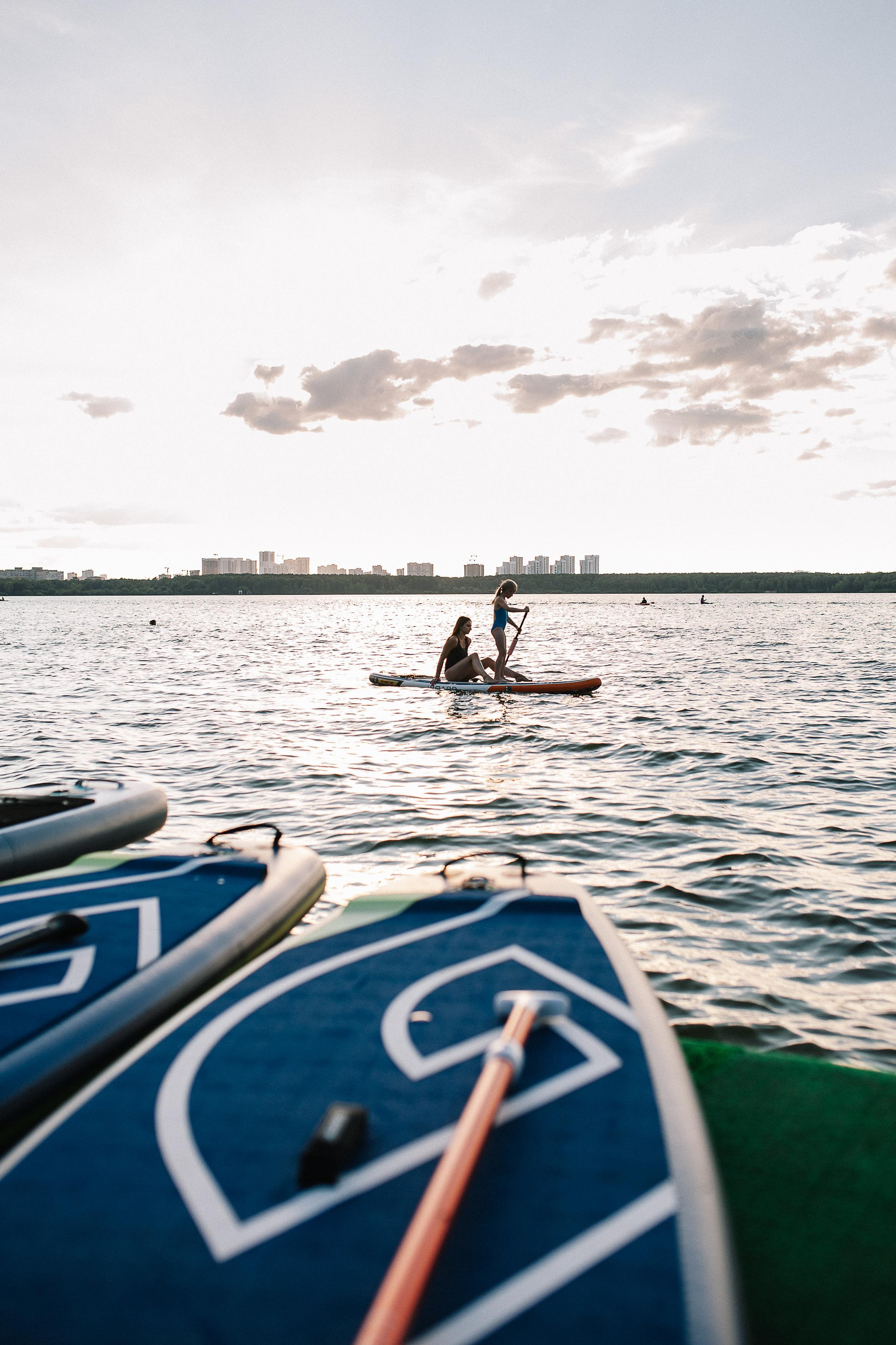 Маша и Юля на сапбордах. Семейный фотограф Трусова Евгения в Екатеринбурге