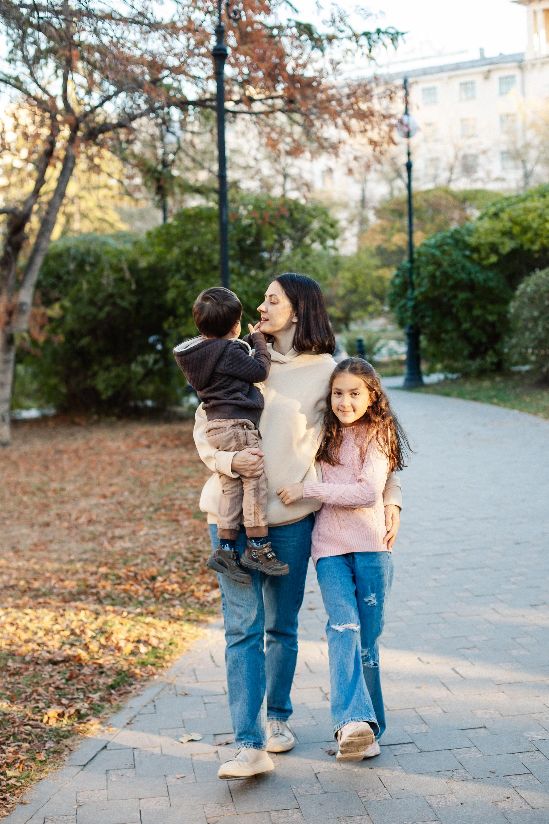 Юля, Аня и Макарик в парке возле Оперного театра. Осень. Семейный фотограф Трусова Евгения в Екатеринбурге