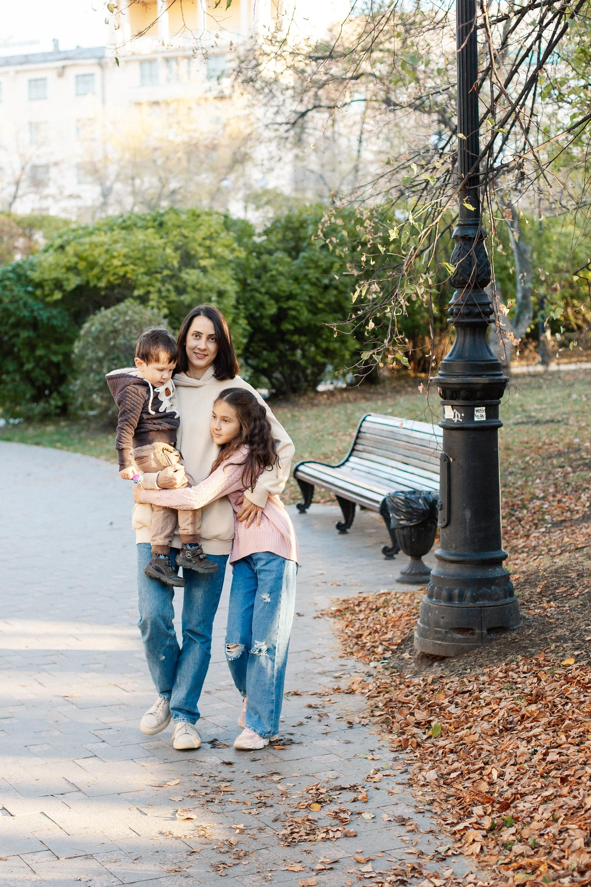 Юля, Аня и Макарик в парке возле Оперного театра. Осень. Семейный фотограф Трусова Евгения в Екатеринбурге