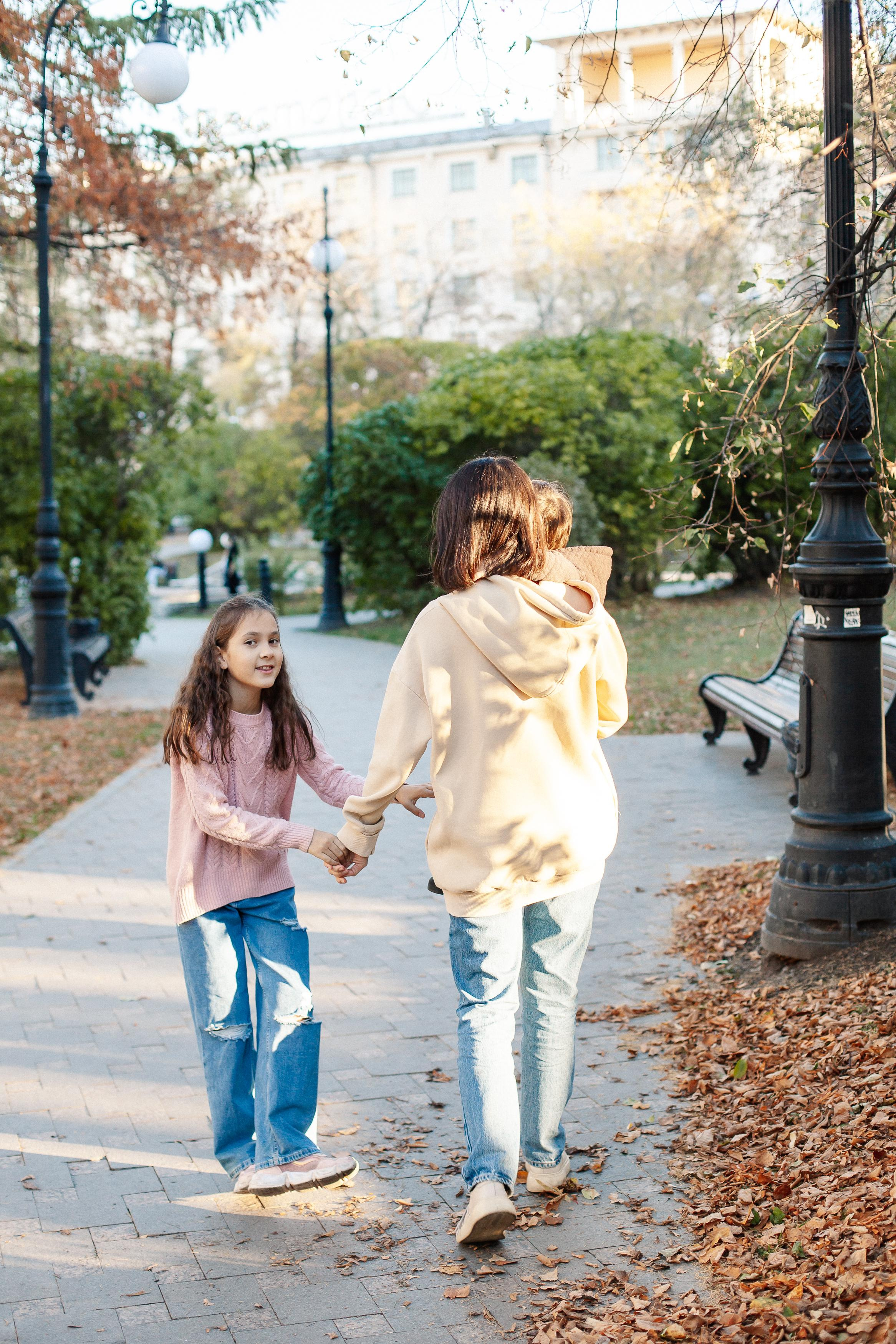 Юля, Аня и Макарик в парке возле Оперного театра. Осень. Семейный фотограф Трусова Евгения в Екатеринбурге