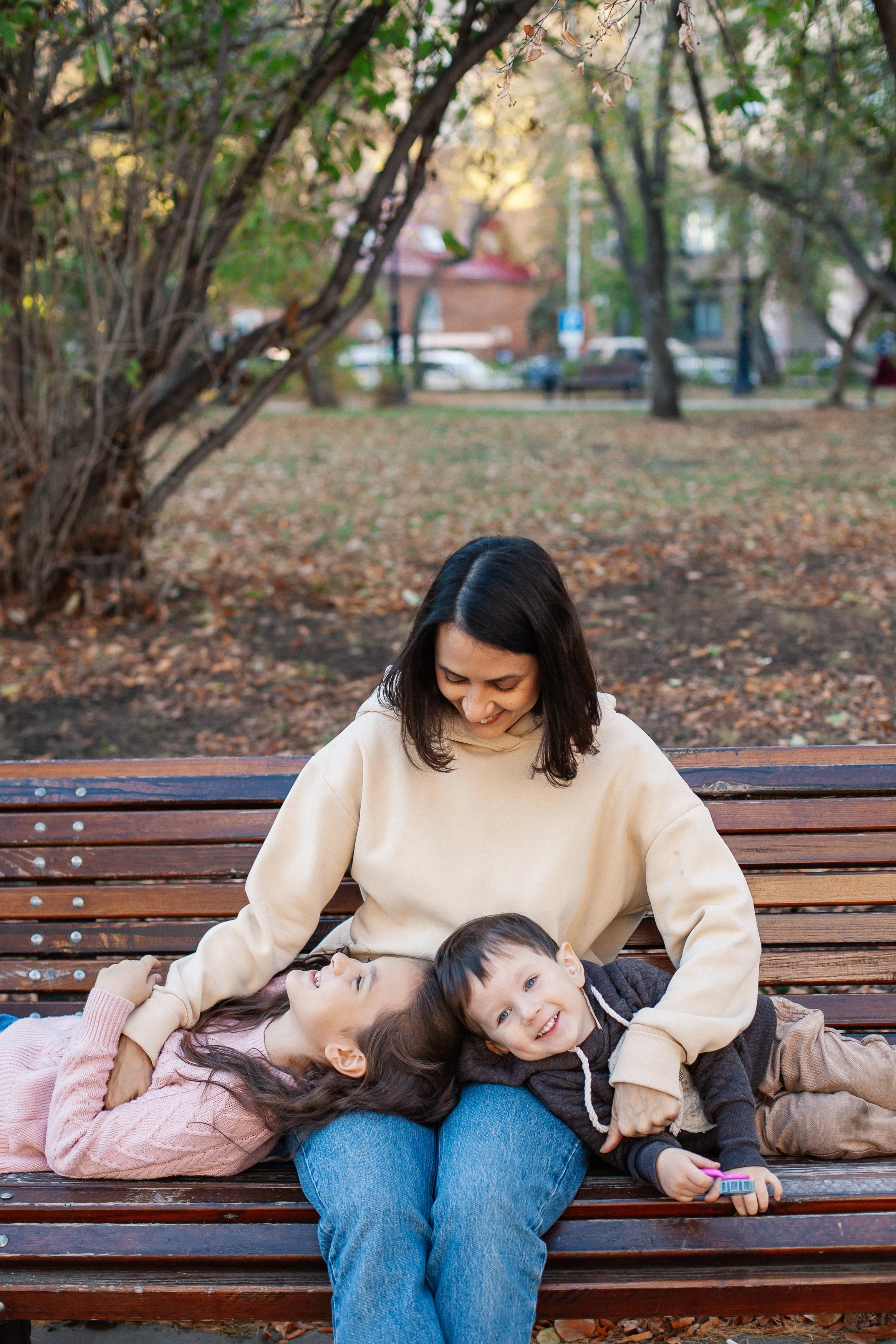 Юля, Аня и Макарик в парке возле Оперного театра. Осень. Семейный фотограф Трусова Евгения в Екатеринбурге