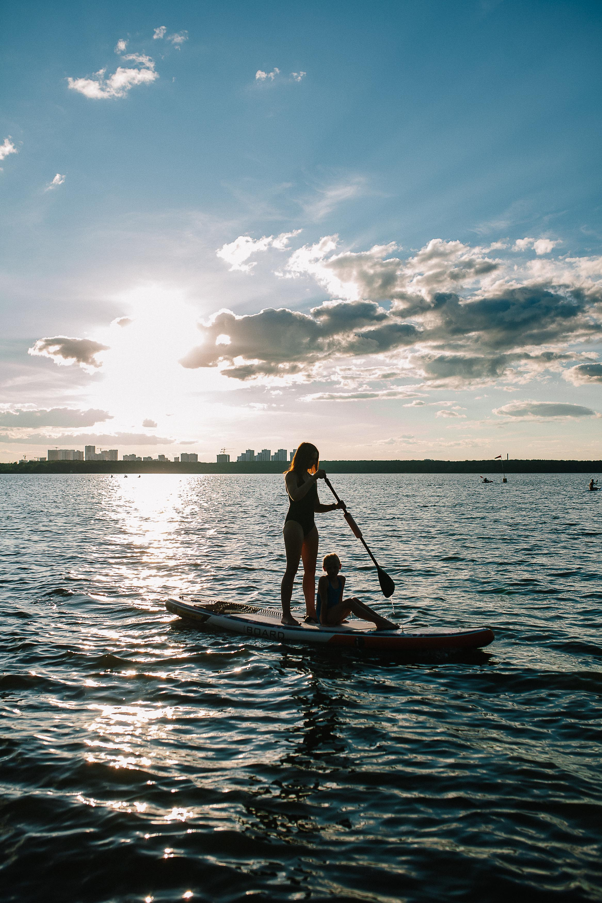 Маша и Юля на сапбордах. Семейный фотограф Трусова Евгения в Екатеринбурге