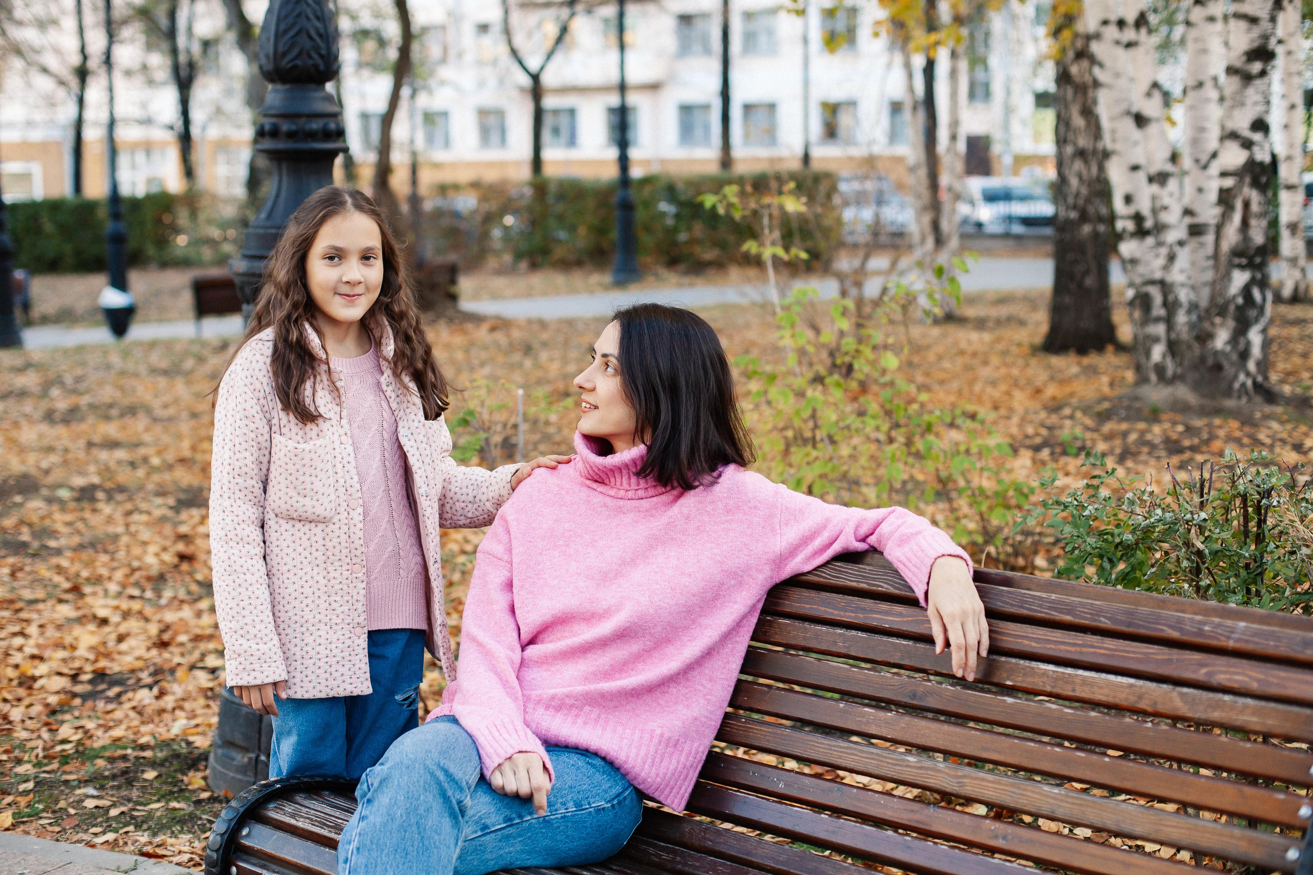 Юля, Аня и Макарик в парке возле Оперного театра. Осень. Семейный фотограф Трусова Евгения в Екатеринбурге
