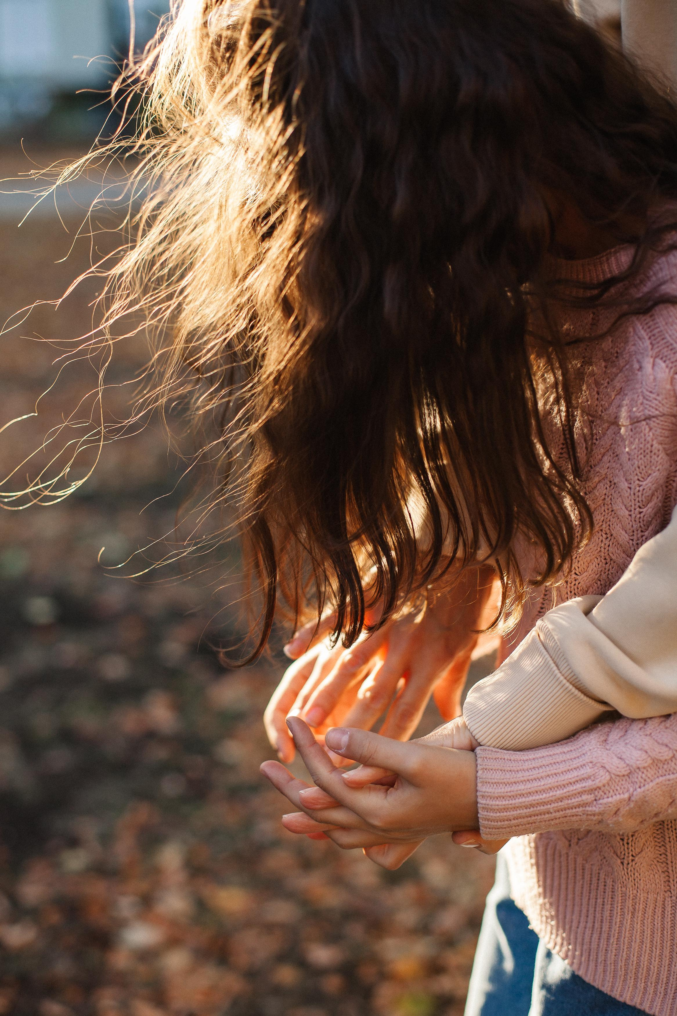 Юля, Аня и Макарик в парке возле Оперного театра. Осень. Семейный фотограф Трусова Евгения в Екатеринбурге