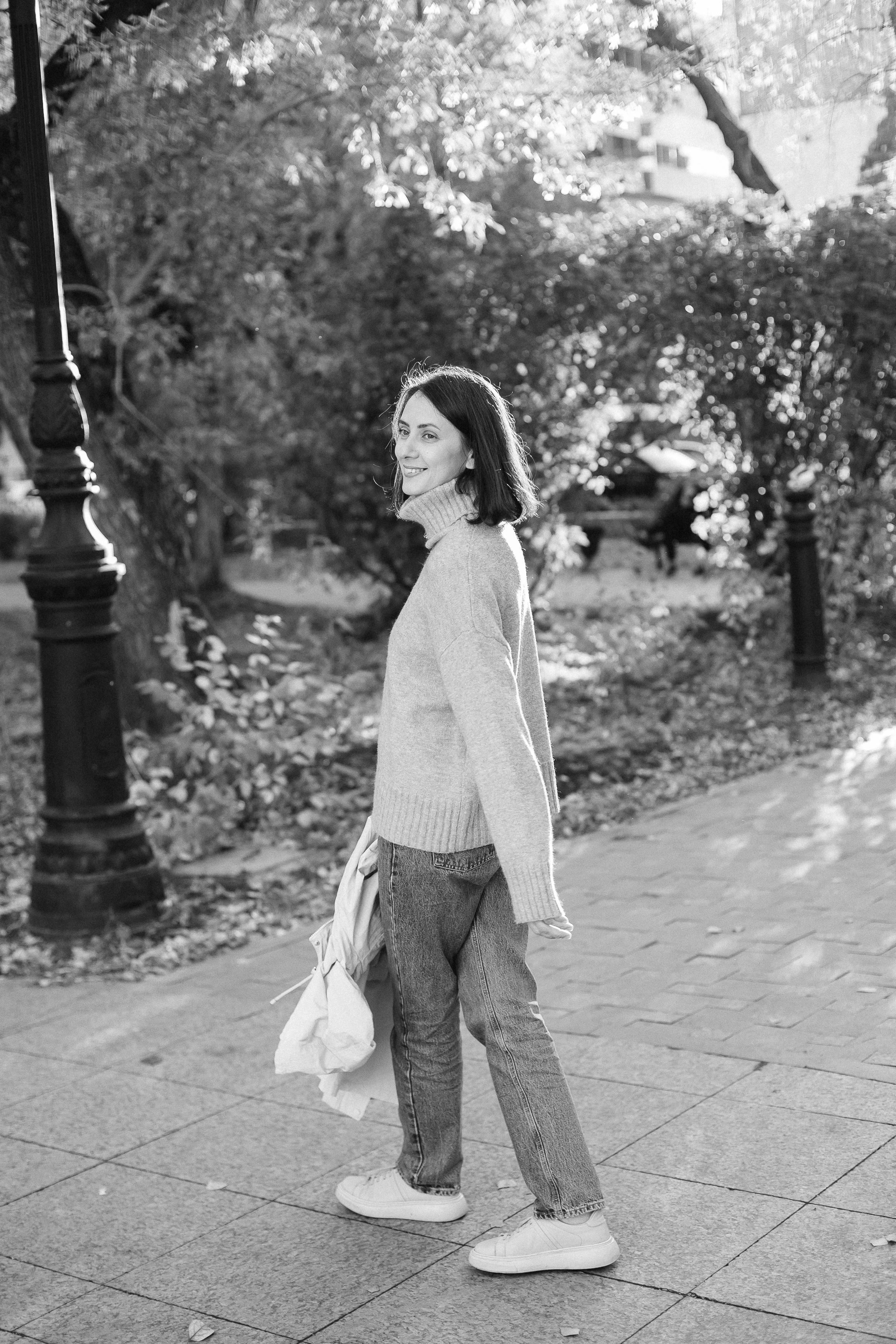 Юля, Аня и Макарик в парке возле Оперного театра. Осень. Семейный фотограф Трусова Евгения в Екатеринбурге