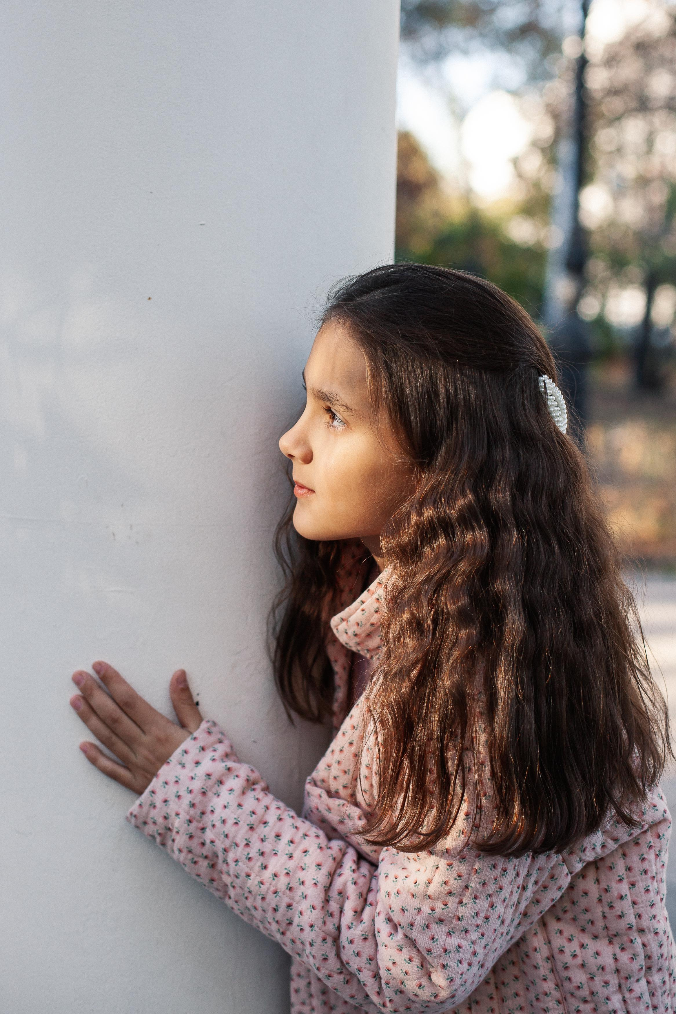 Юля, Аня и Макарик в парке возле Оперного театра. Осень. Семейный фотограф Трусова Евгения в Екатеринбурге