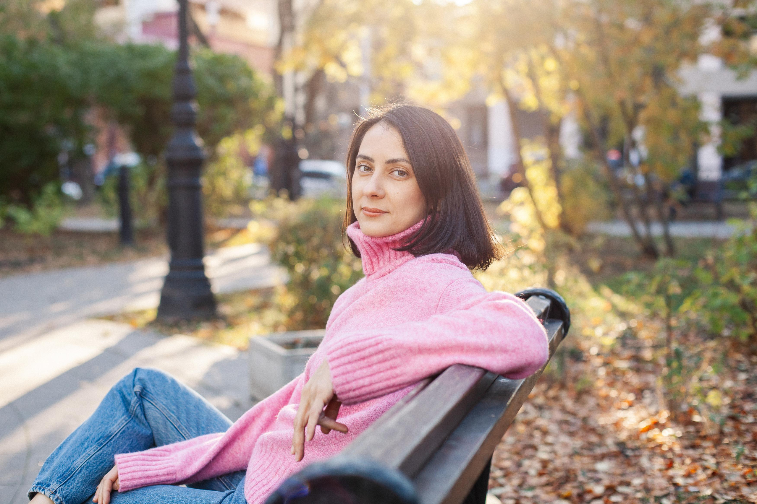 Юля, Аня и Макарик в парке возле Оперного театра. Осень. Семейный фотограф Трусова Евгения в Екатеринбурге
