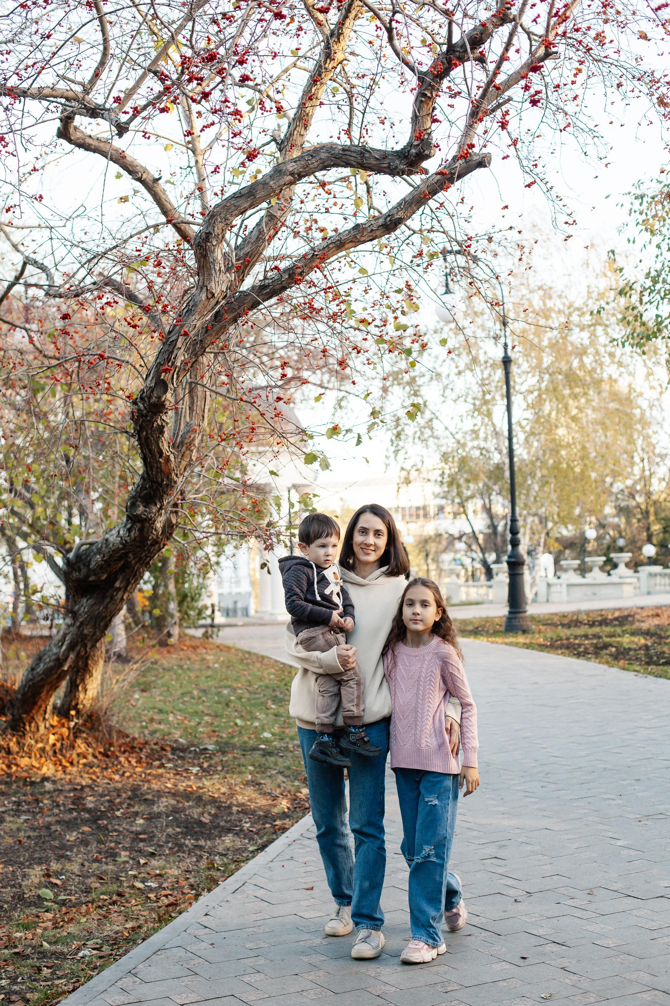 Юля, Аня и Макарик в парке возле Оперного театра. Осень. Семейный фотограф Трусова Евгения в Екатеринбурге