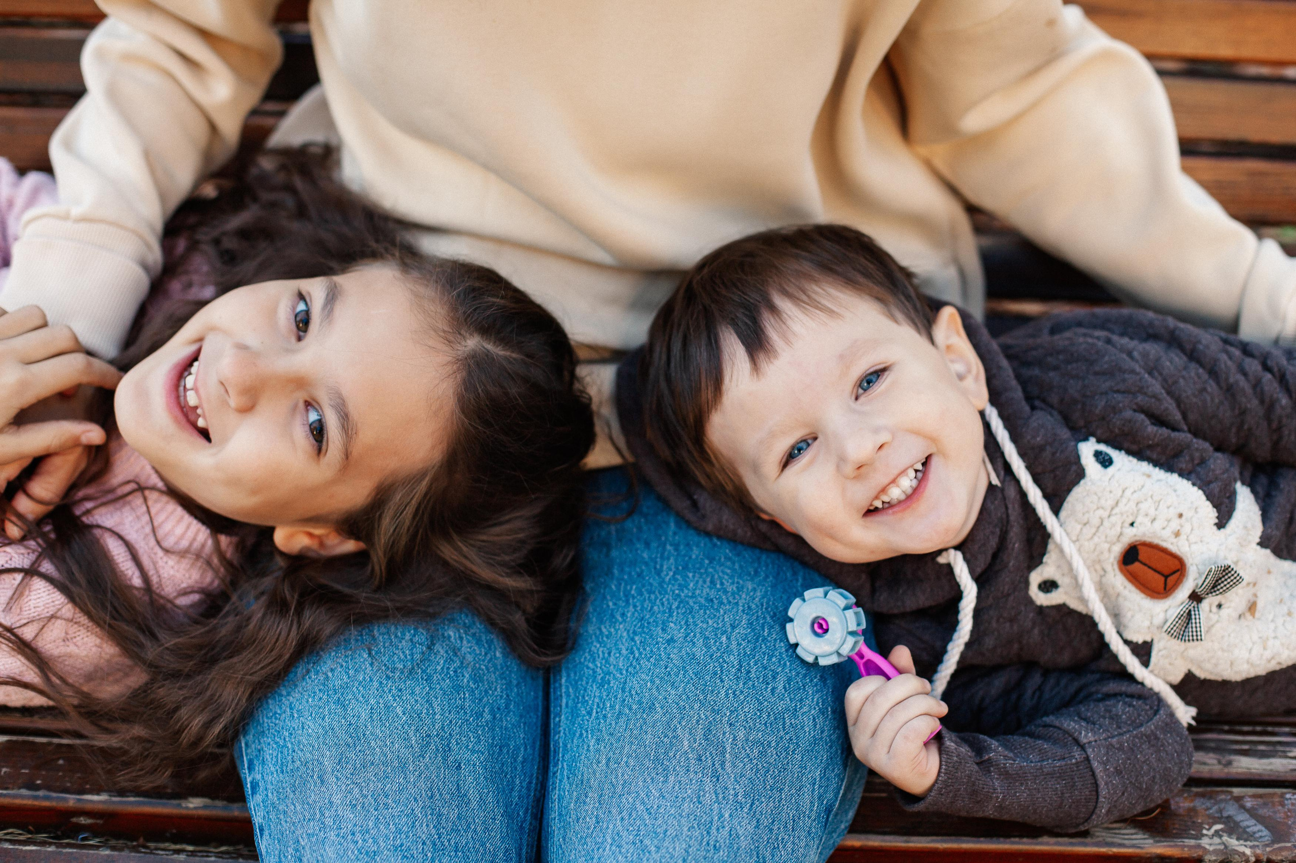Юля, Аня и Макарик в парке возле Оперного театра. Осень. Семейный фотограф Трусова Евгения в Екатеринбурге