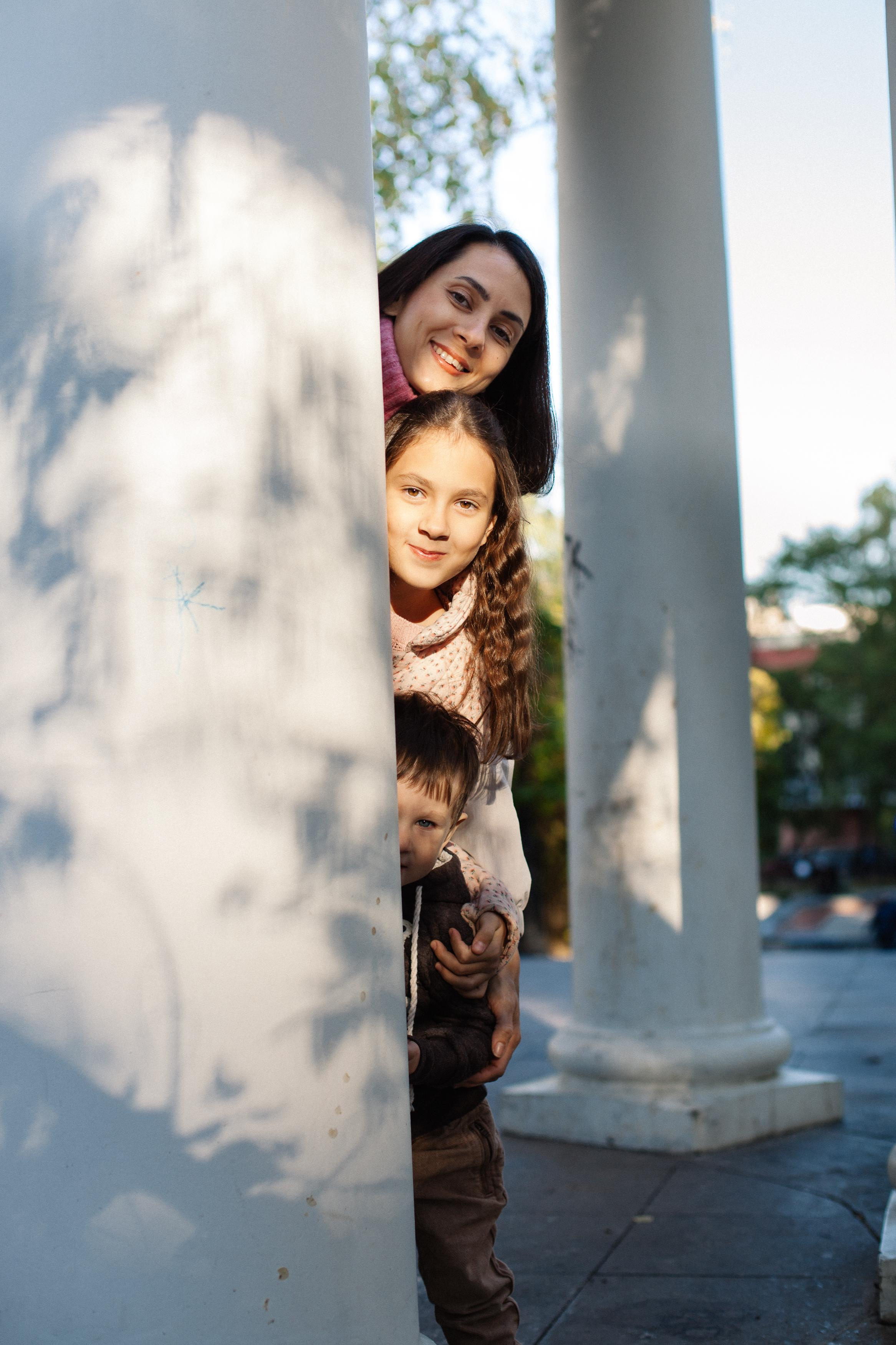Юля, Аня и Макарик в парке возле Оперного театра. Осень. Семейный фотограф Трусова Евгения в Екатеринбурге