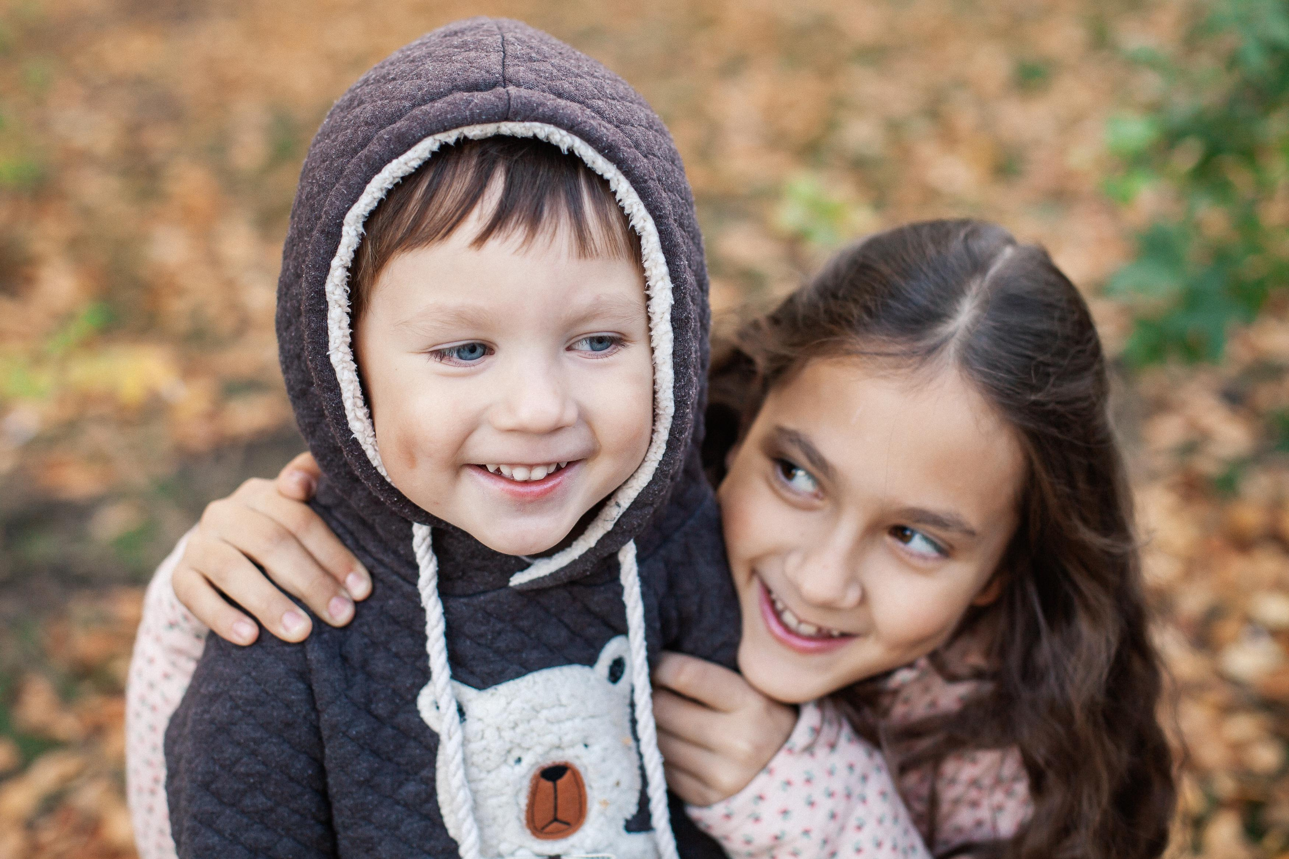 Юля, Аня и Макарик в парке возле Оперного театра. Осень. Семейный фотограф Трусова Евгения в Екатеринбурге