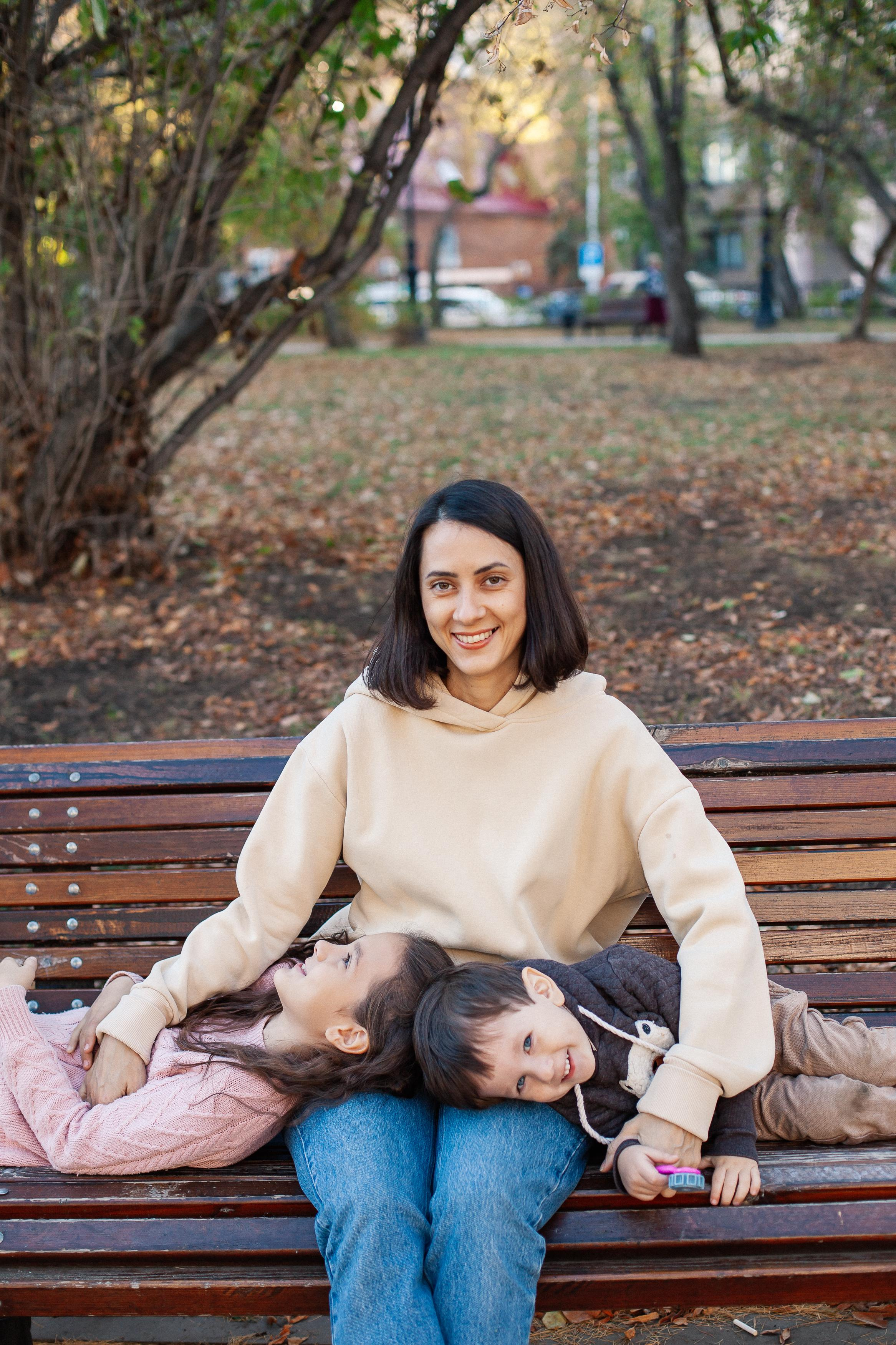 Юля, Аня и Макарик в парке возле Оперного театра. Осень. Семейный фотограф Трусова Евгения в Екатеринбурге