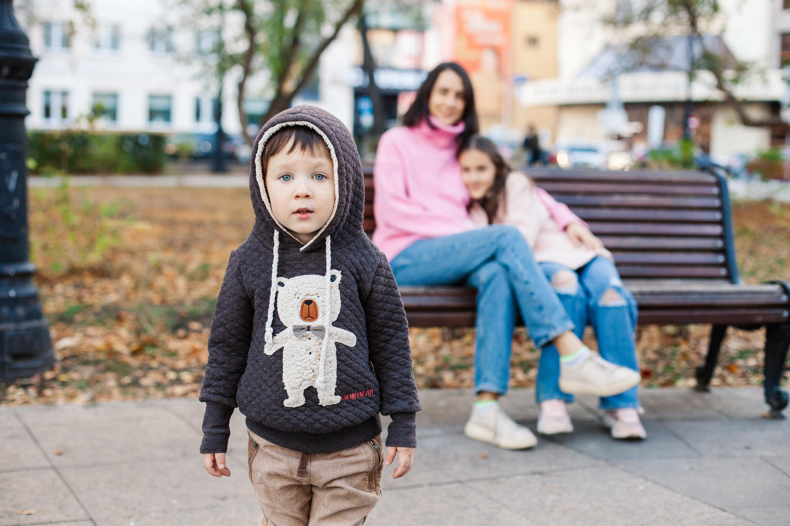 Юля, Аня и Макарик в парке возле Оперного театра. Осень. Семейный фотограф Трусова Евгения в Екатеринбурге