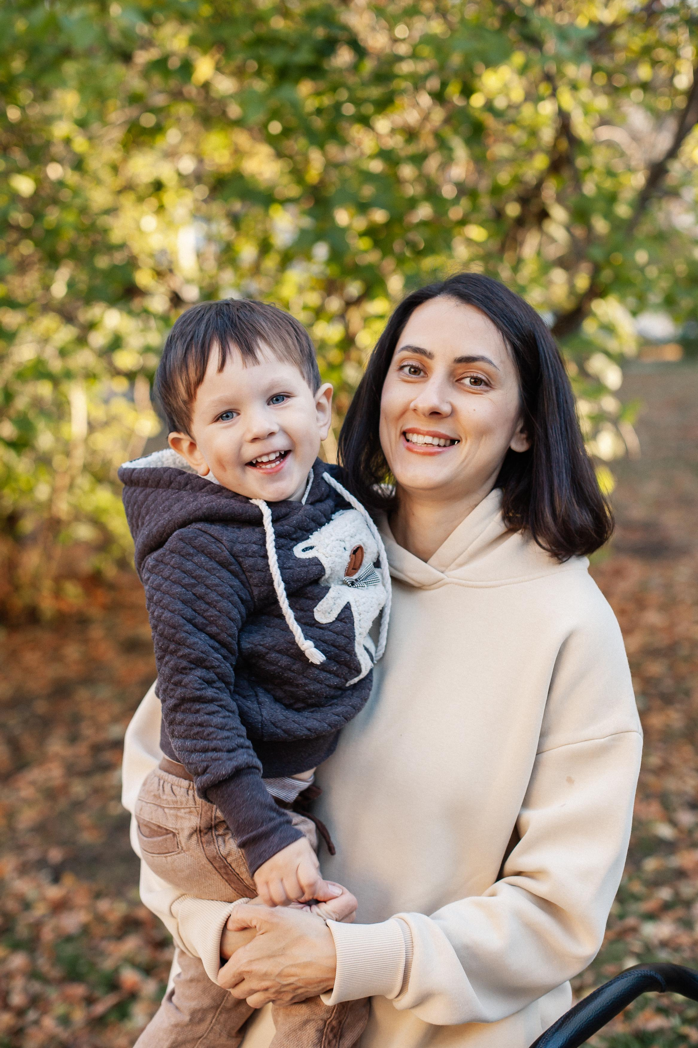 Юля, Аня и Макарик в парке возле Оперного театра. Осень. Семейный фотограф Трусова Евгения в Екатеринбурге