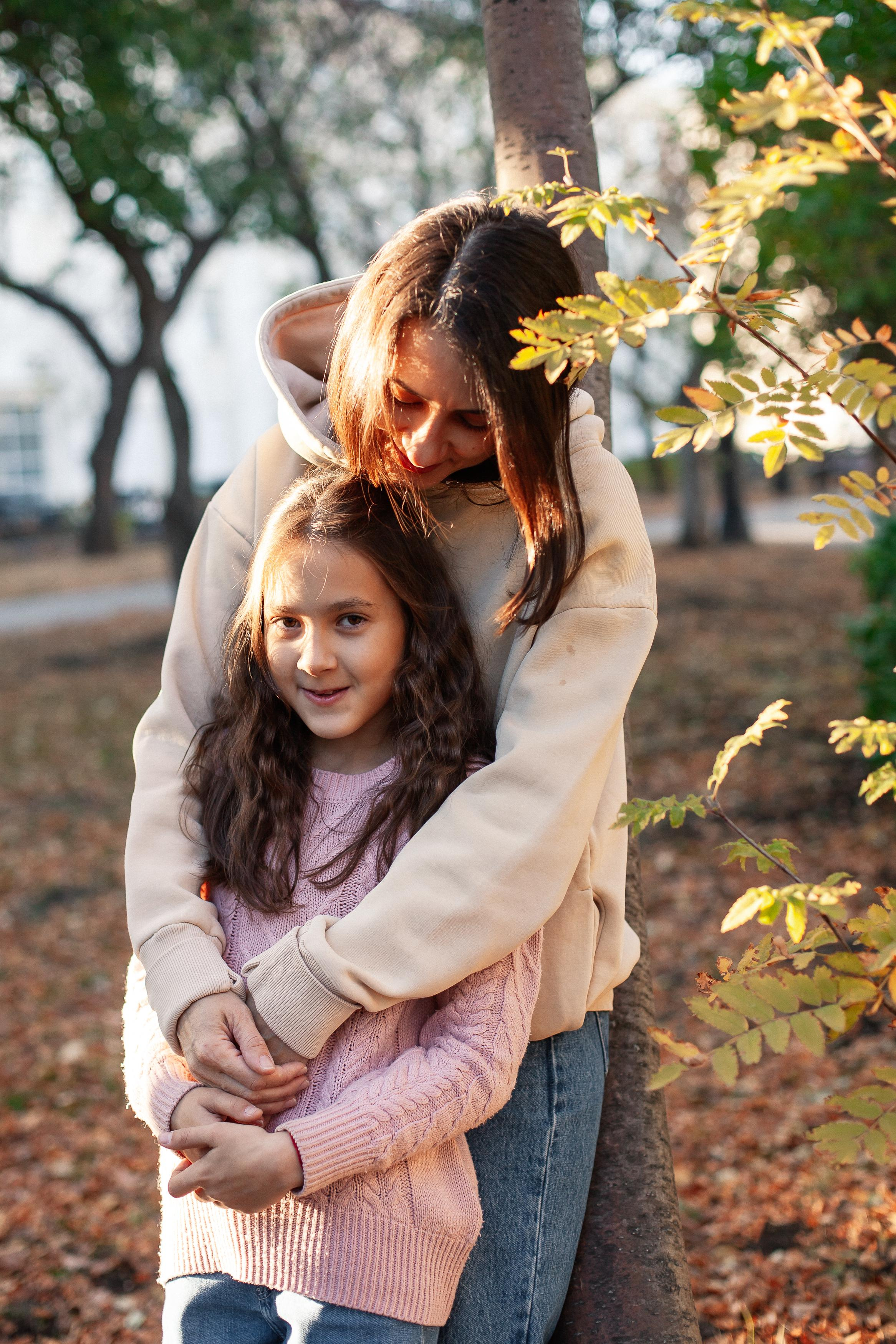 Юля, Аня и Макарик в парке возле Оперного театра. Осень. Семейный фотограф Трусова Евгения в Екатеринбурге