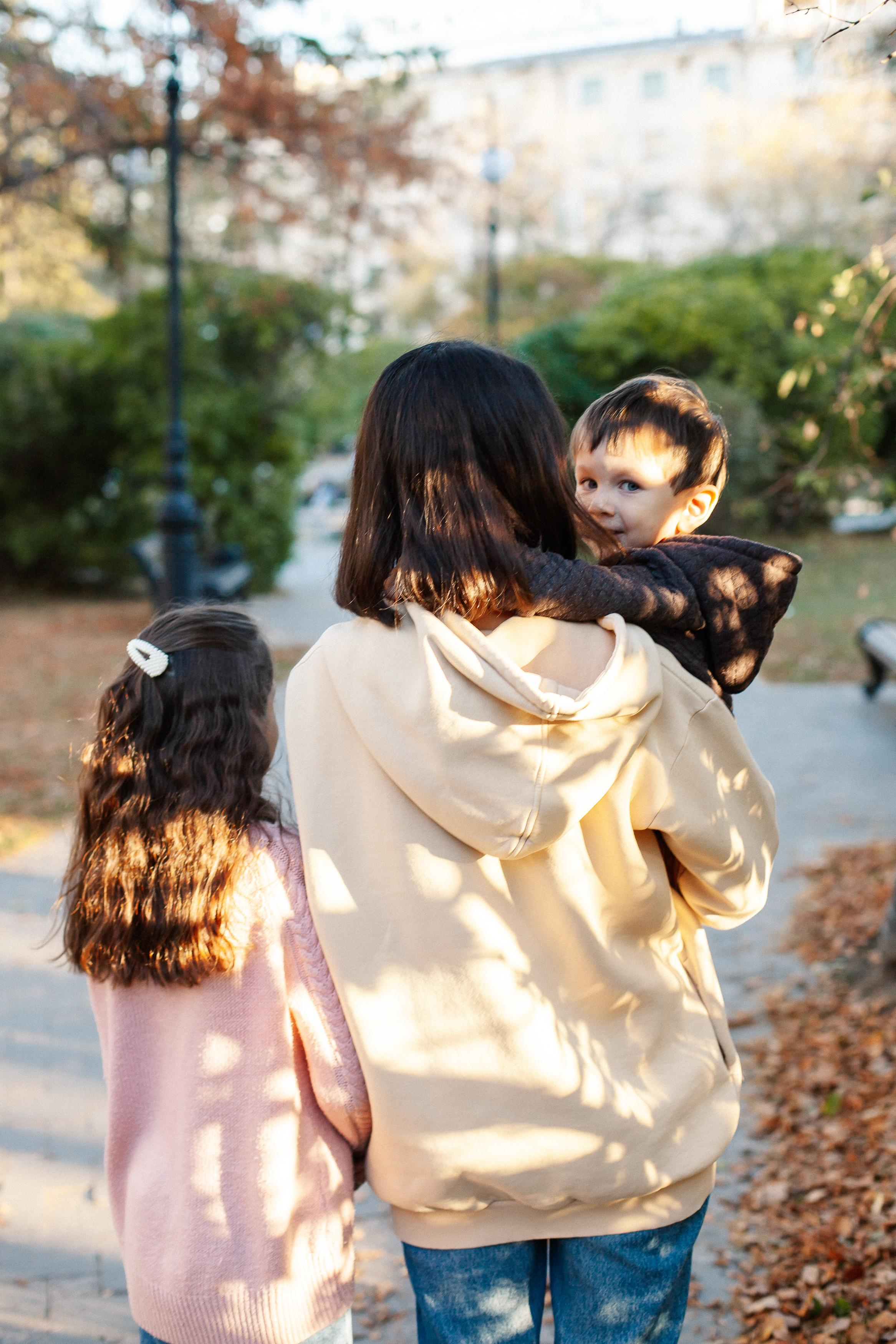 Юля, Аня и Макарик в парке возле Оперного театра. Осень. Семейный фотограф Трусова Евгения в Екатеринбурге