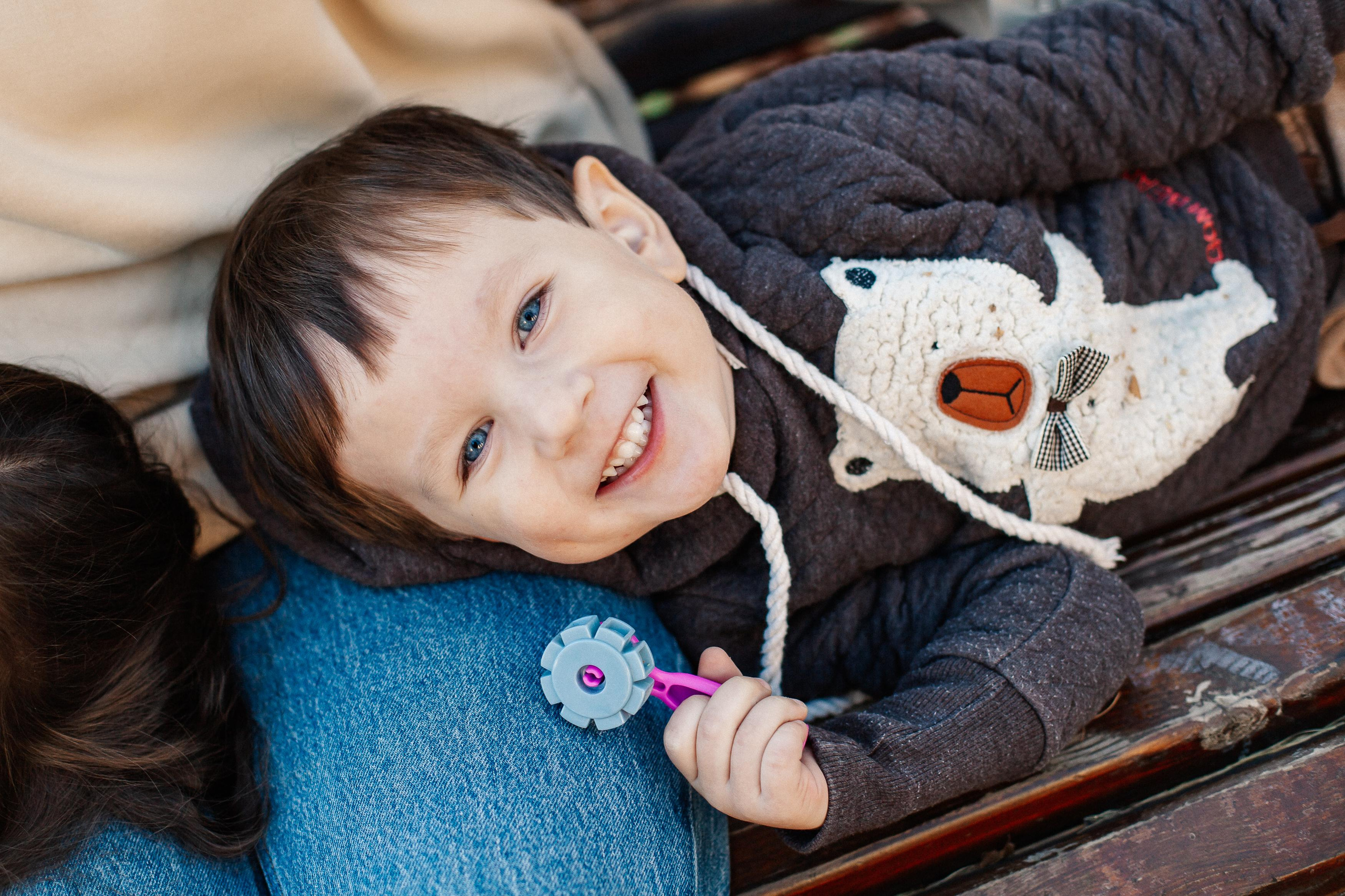 Юля, Аня и Макарик в парке возле Оперного театра. Осень. Семейный фотограф Трусова Евгения в Екатеринбурге