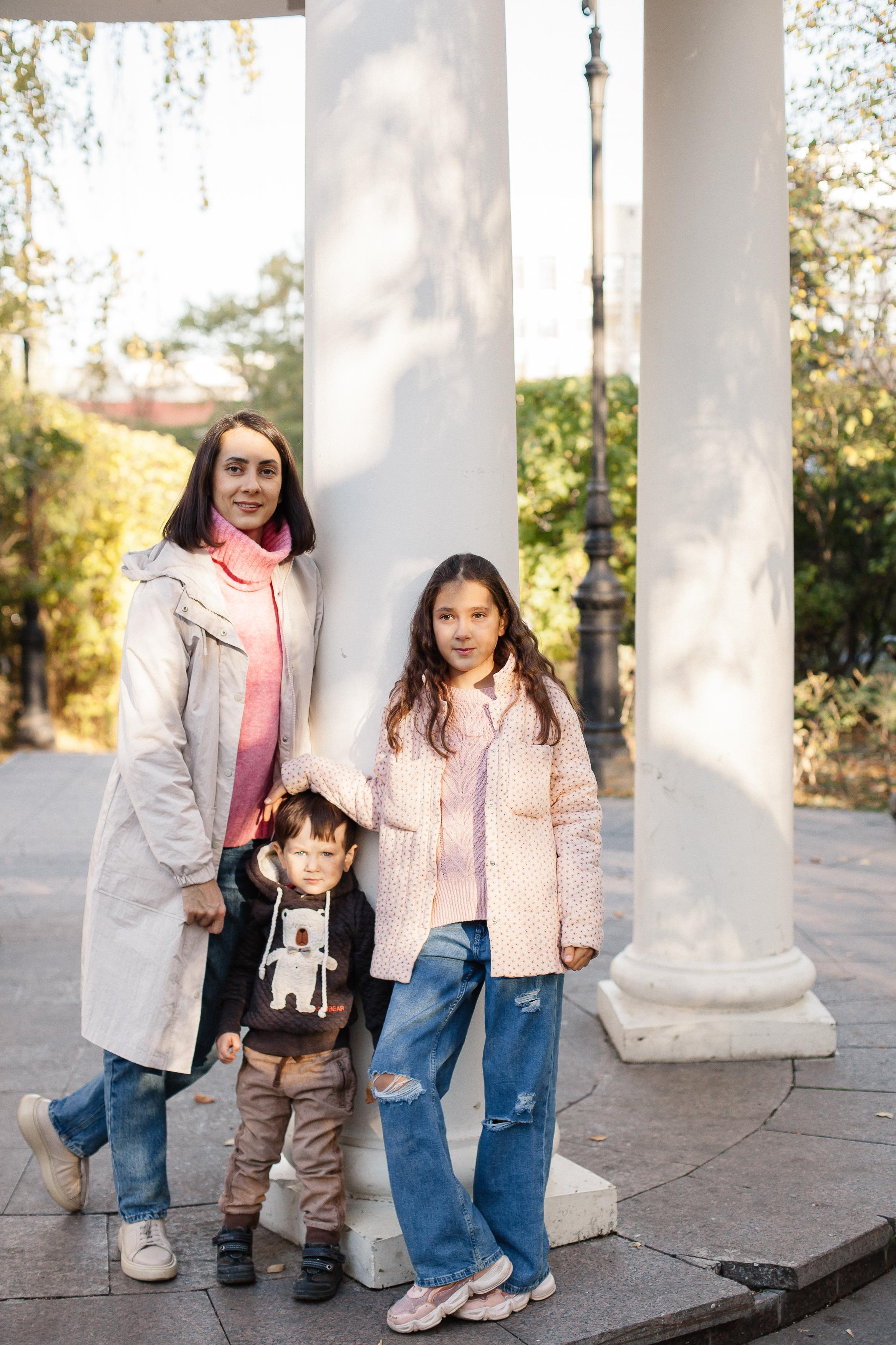 Юля, Аня и Макарик в парке возле Оперного театра. Осень. Семейный фотограф Трусова Евгения в Екатеринбурге