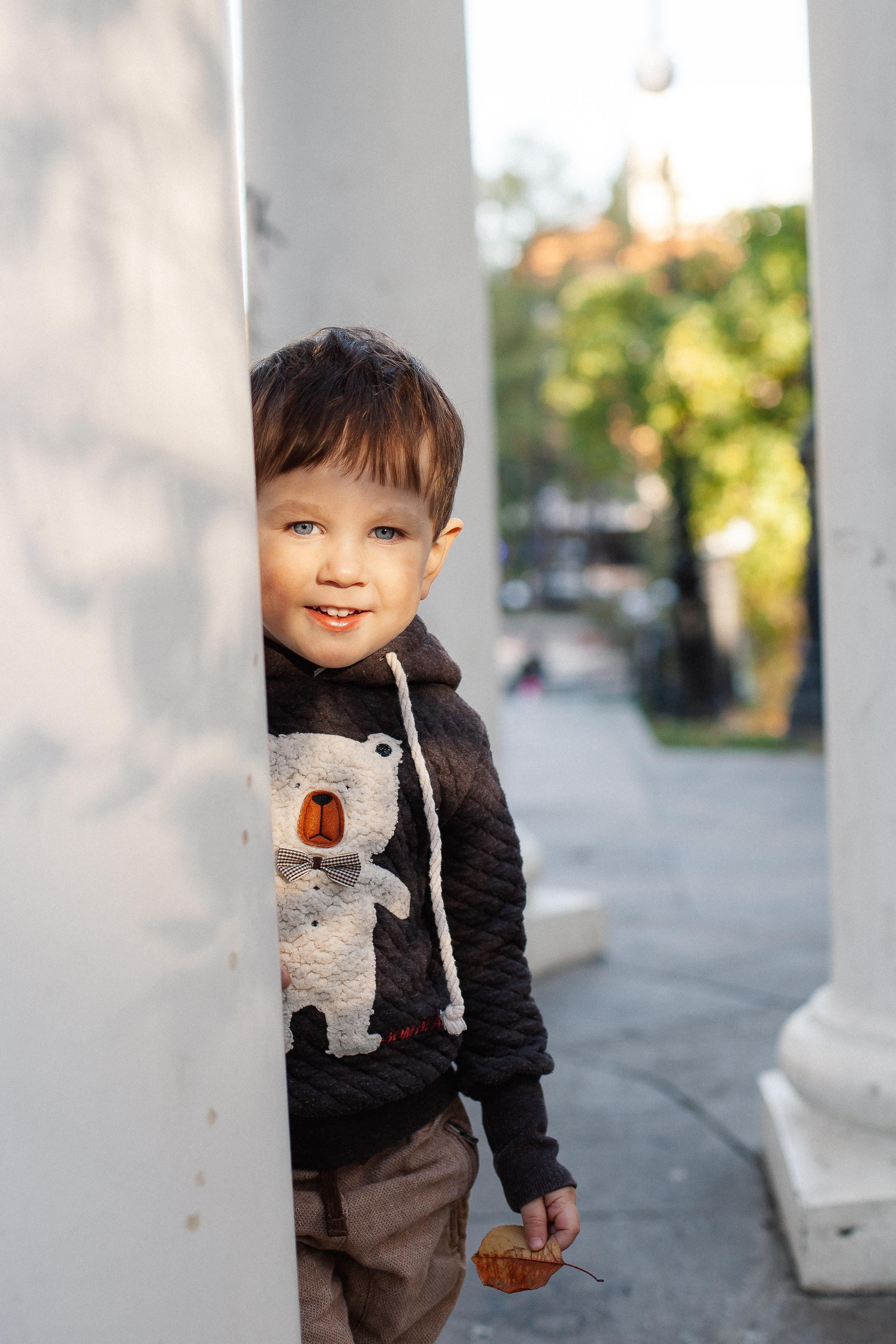 Юля, Аня и Макарик в парке возле Оперного театра. Осень. Семейный фотограф Трусова Евгения в Екатеринбурге