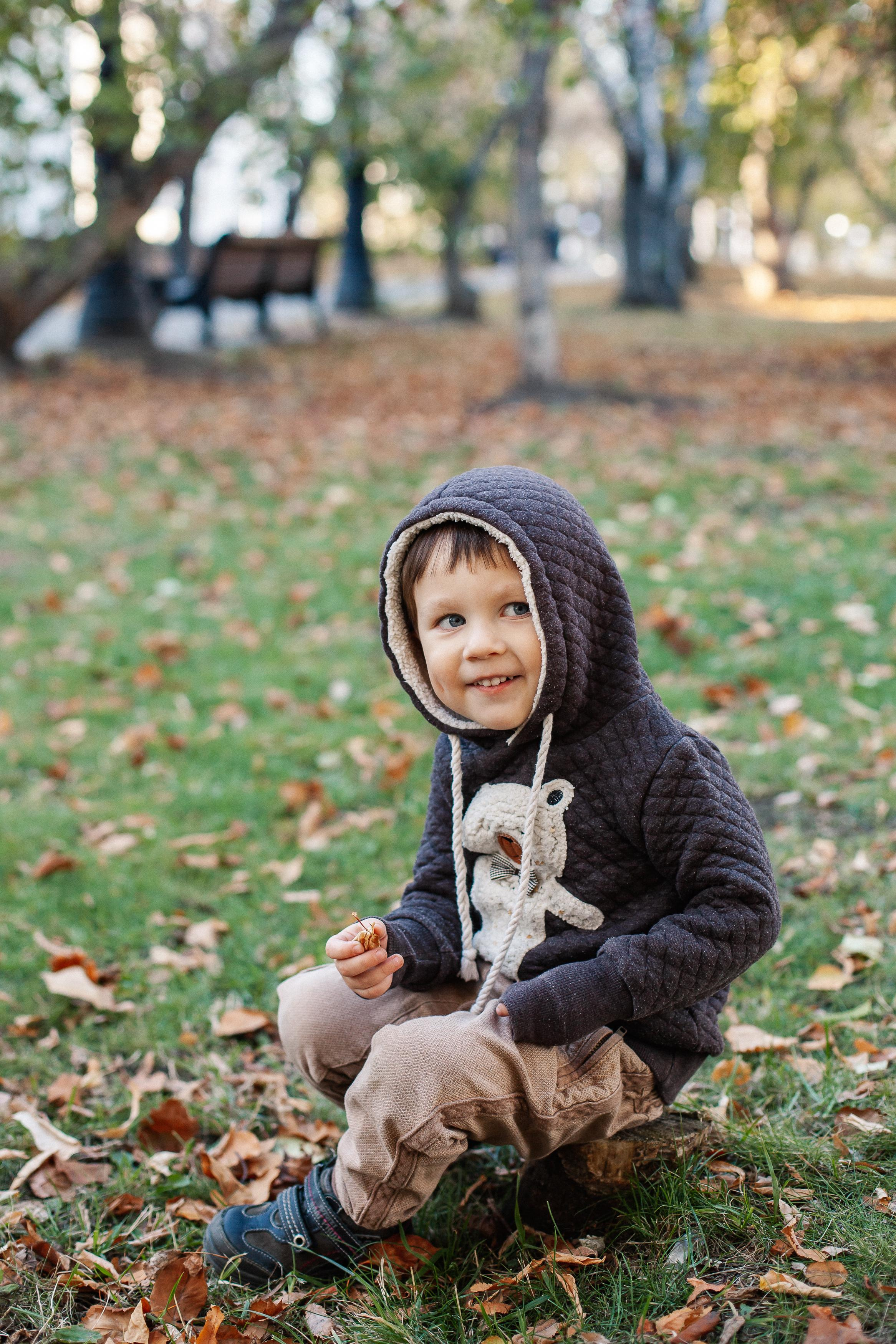 Юля, Аня и Макарик в парке возле Оперного театра. Осень. Семейный фотограф Трусова Евгения в Екатеринбурге