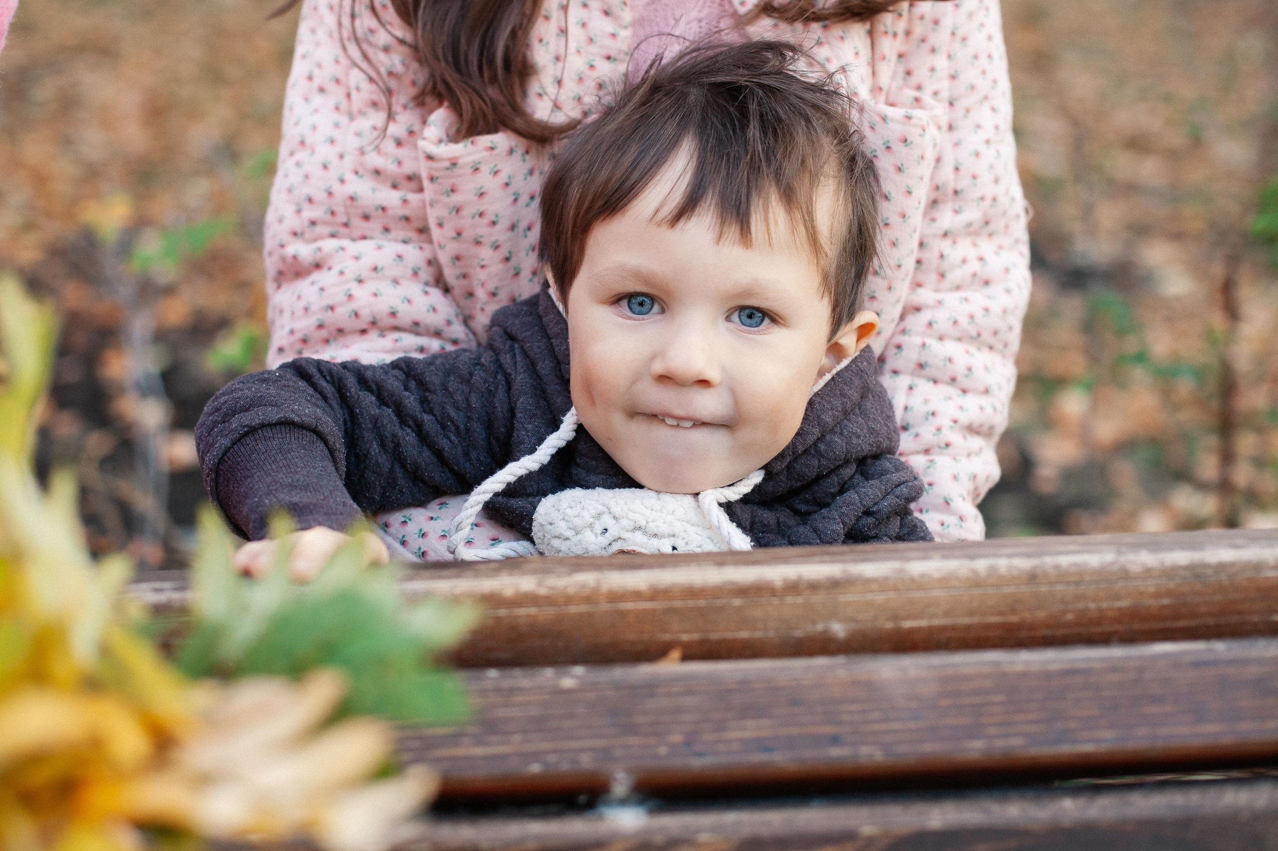 Юля, Аня и Макарик в парке возле Оперного театра. Осень. Семейный фотограф Трусова Евгения в Екатеринбурге