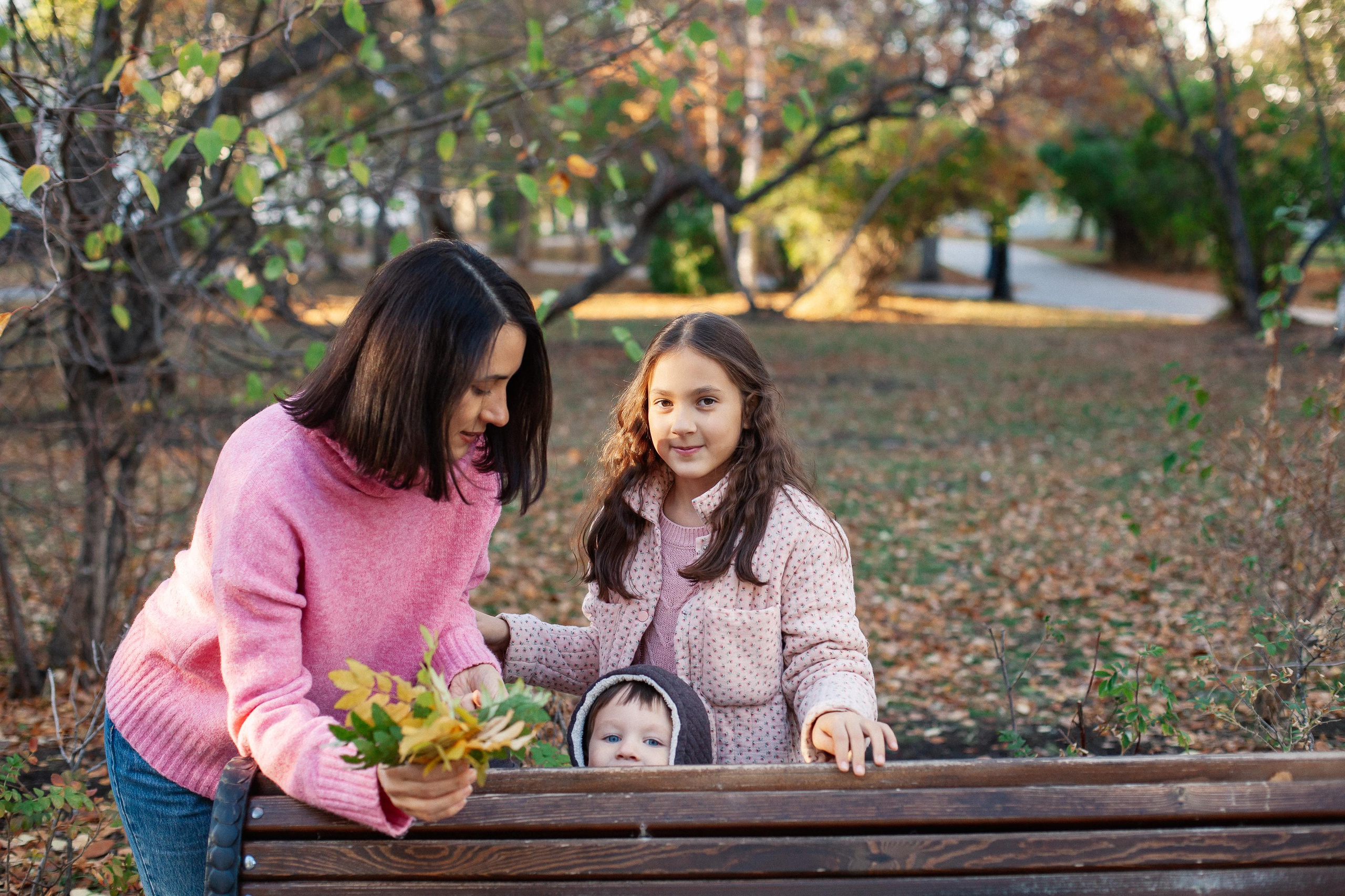 Юля, Аня и Макарик в парке возле Оперного театра. Осень. Семейный фотограф Трусова Евгения в Екатеринбурге