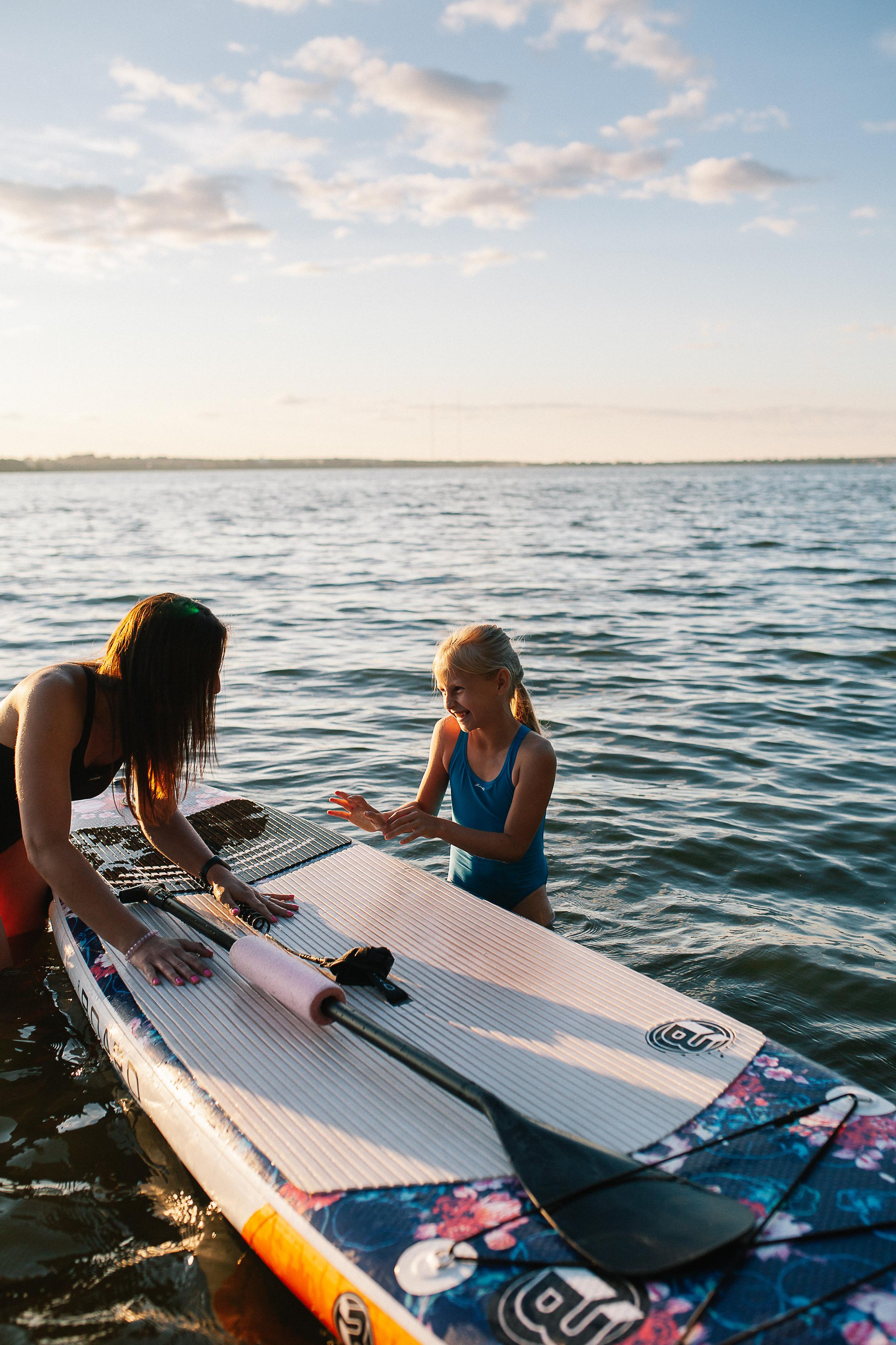 Маша и Юля на сапбордах. Семейный фотограф Трусова Евгения в Екатеринбурге