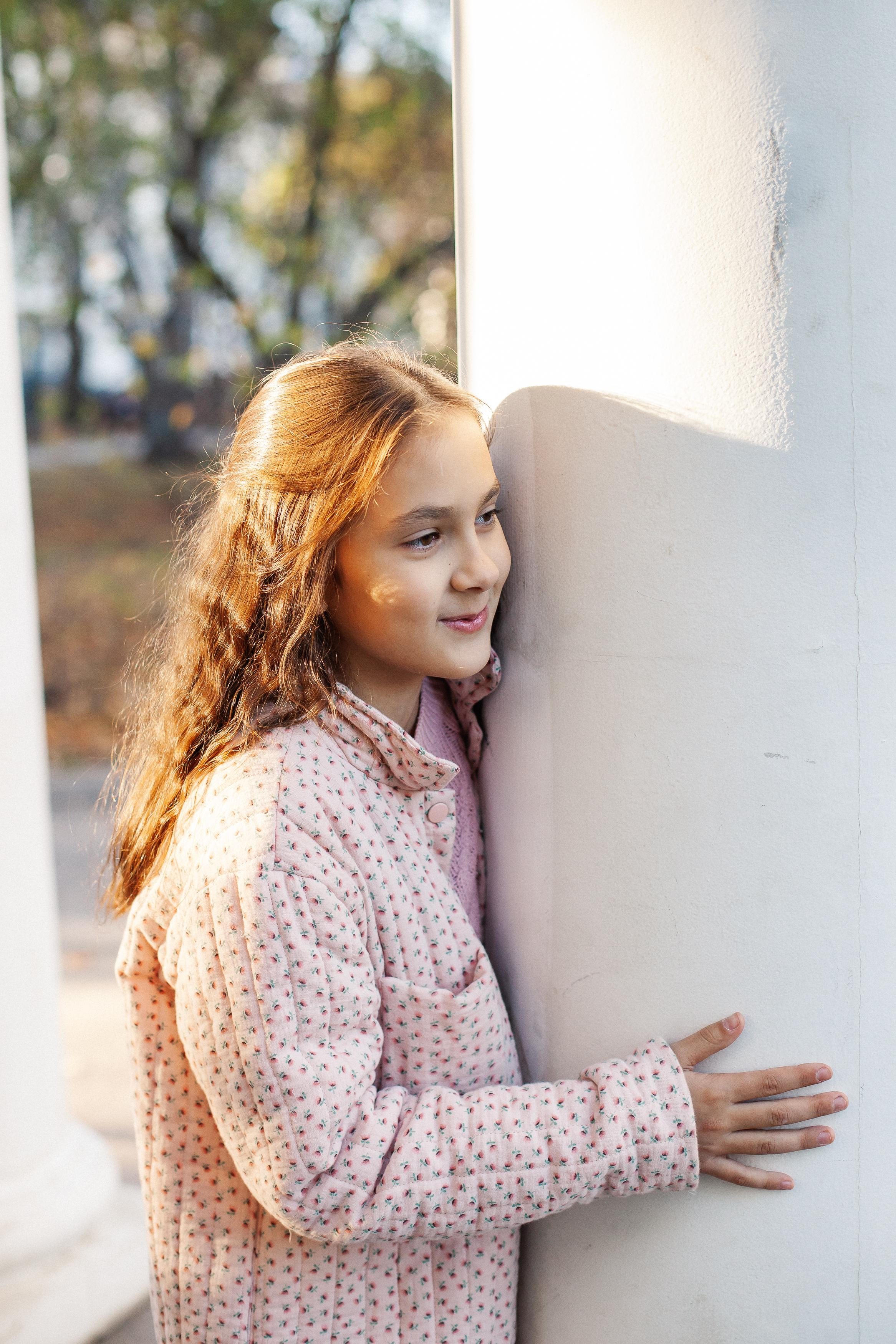 Юля, Аня и Макарик в парке возле Оперного театра. Осень. Семейный фотограф Трусова Евгения в Екатеринбурге