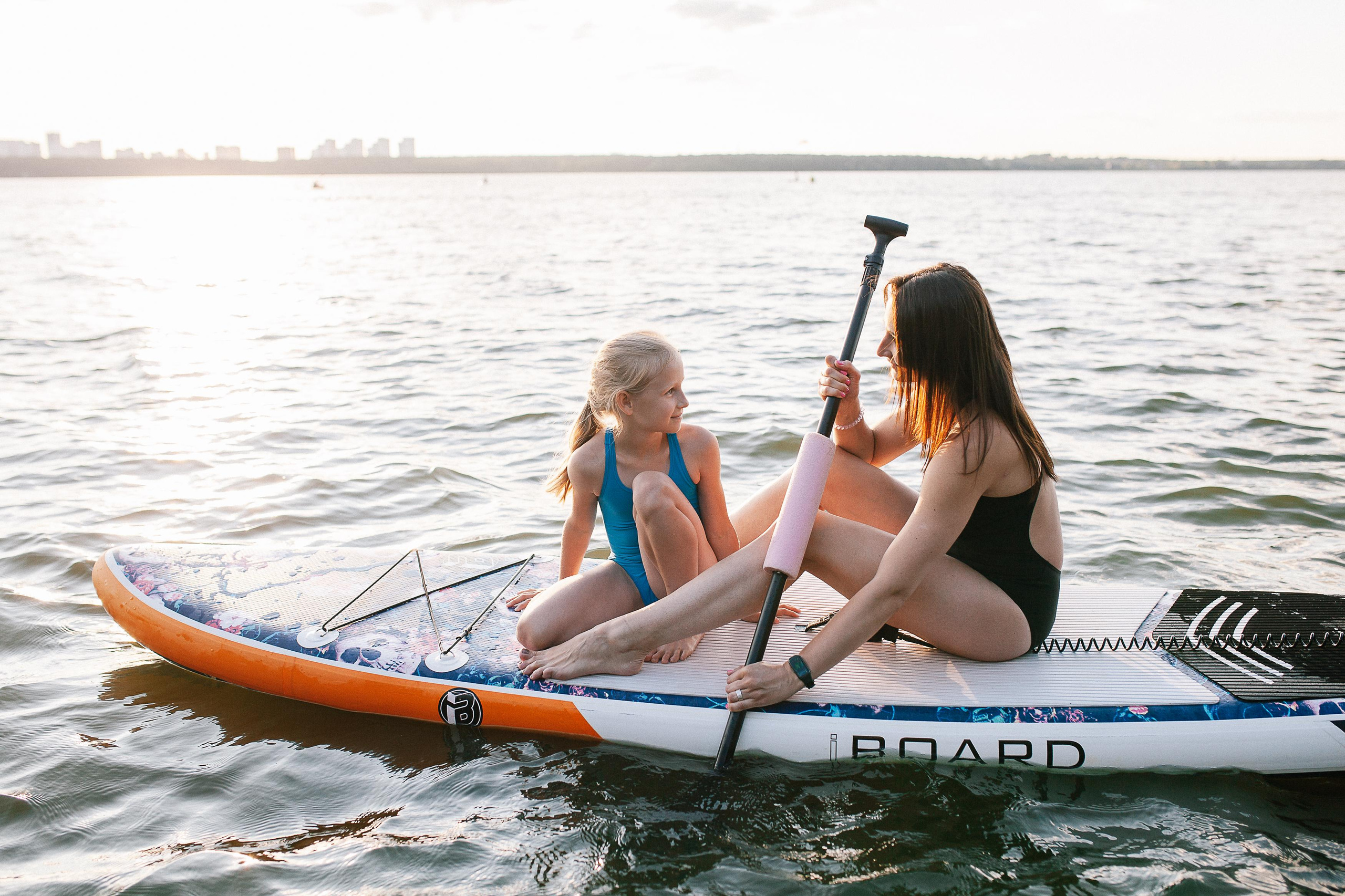 Маша и Юля на сапбордах. Семейный фотограф Трусова Евгения в Екатеринбурге
