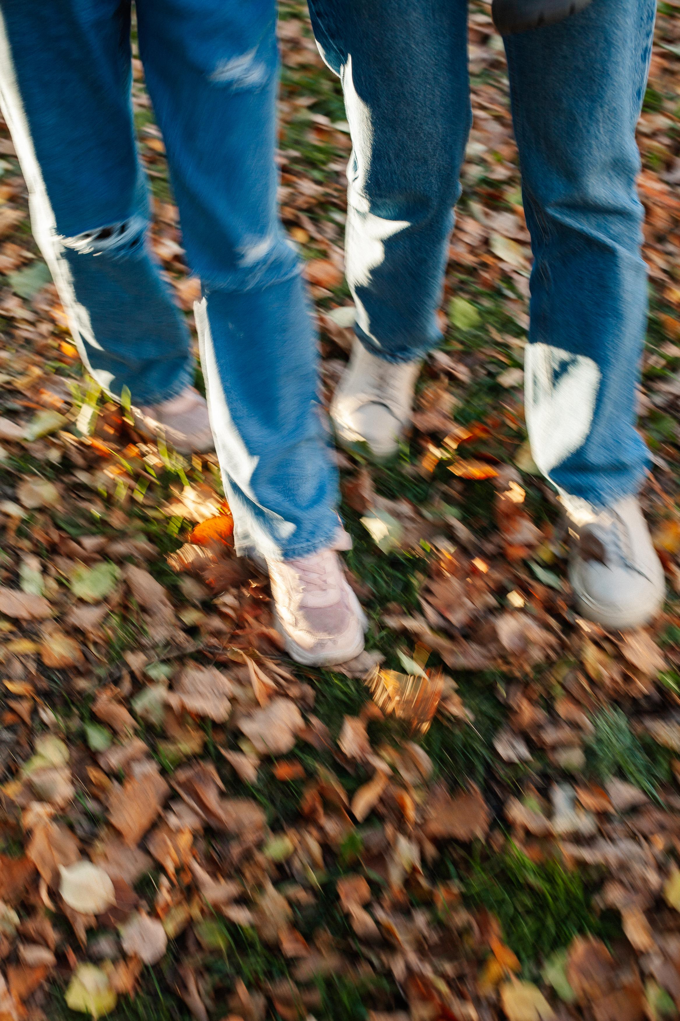 Юля, Аня и Макарик в парке возле Оперного театра. Осень. Семейный фотограф Трусова Евгения в Екатеринбурге