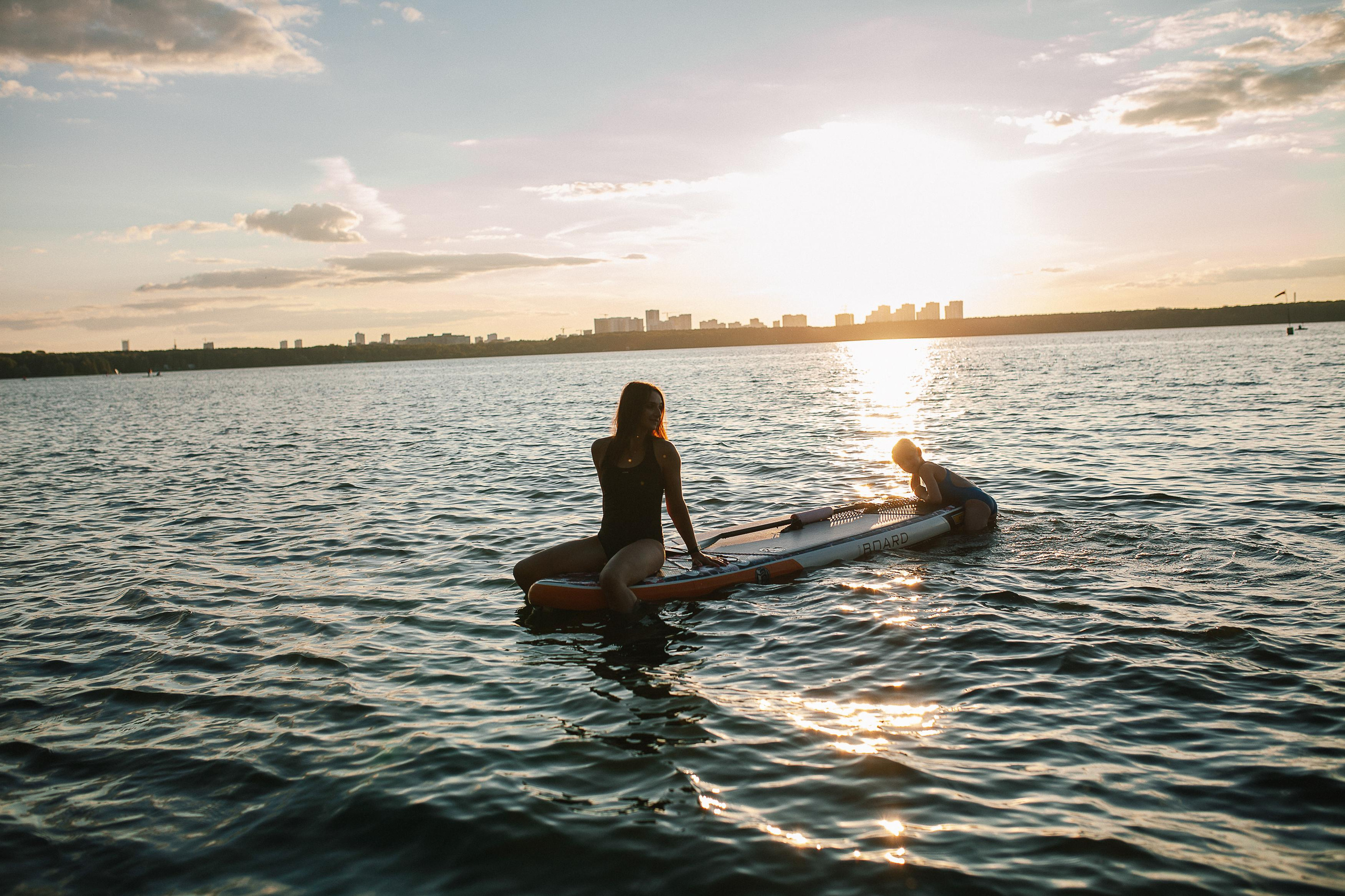 Маша и Юля на сапбордах. Семейный фотограф Трусова Евгения в Екатеринбурге