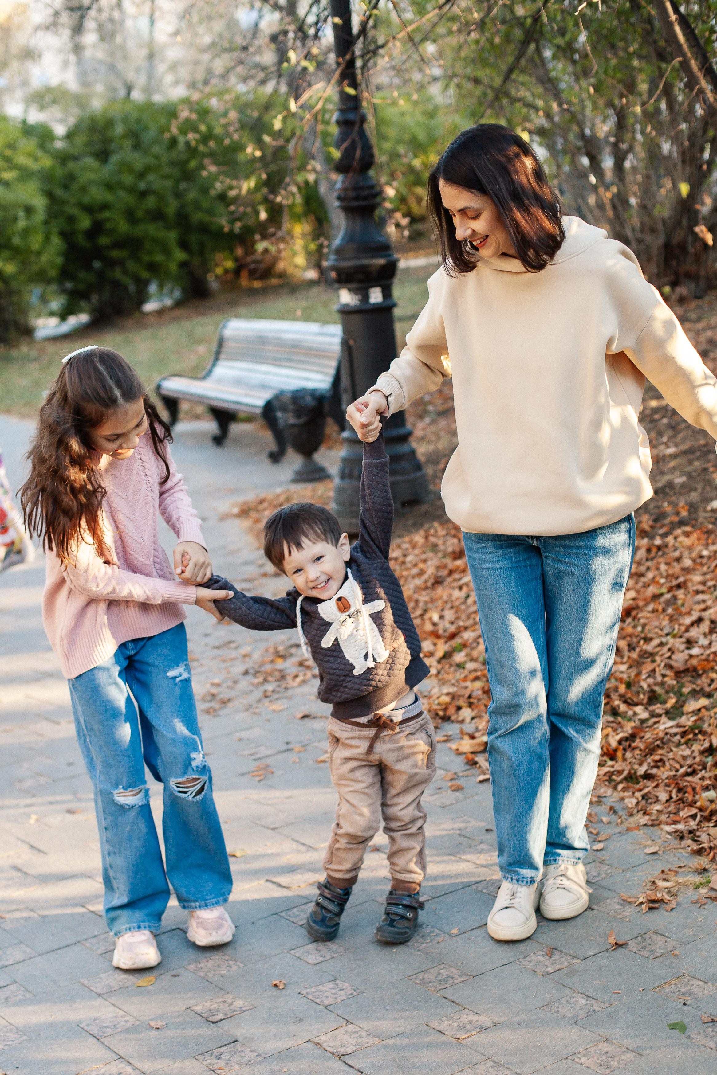 Юля, Аня и Макарик в парке возле Оперного театра. Осень. Семейный фотограф Трусова Евгения в Екатеринбурге