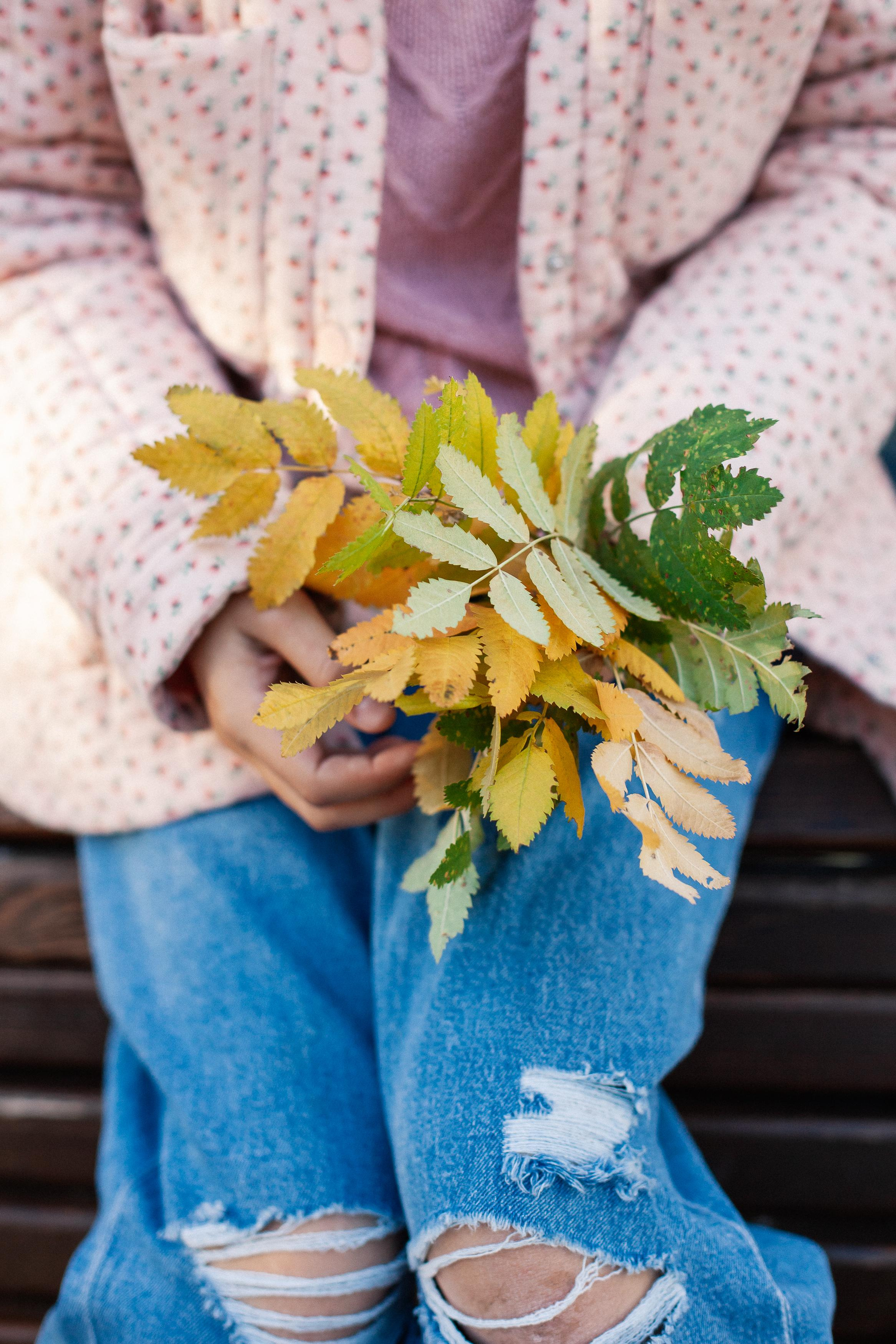 Юля, Аня и Макарик в парке возле Оперного театра. Осень. Семейный фотограф Трусова Евгения в Екатеринбурге