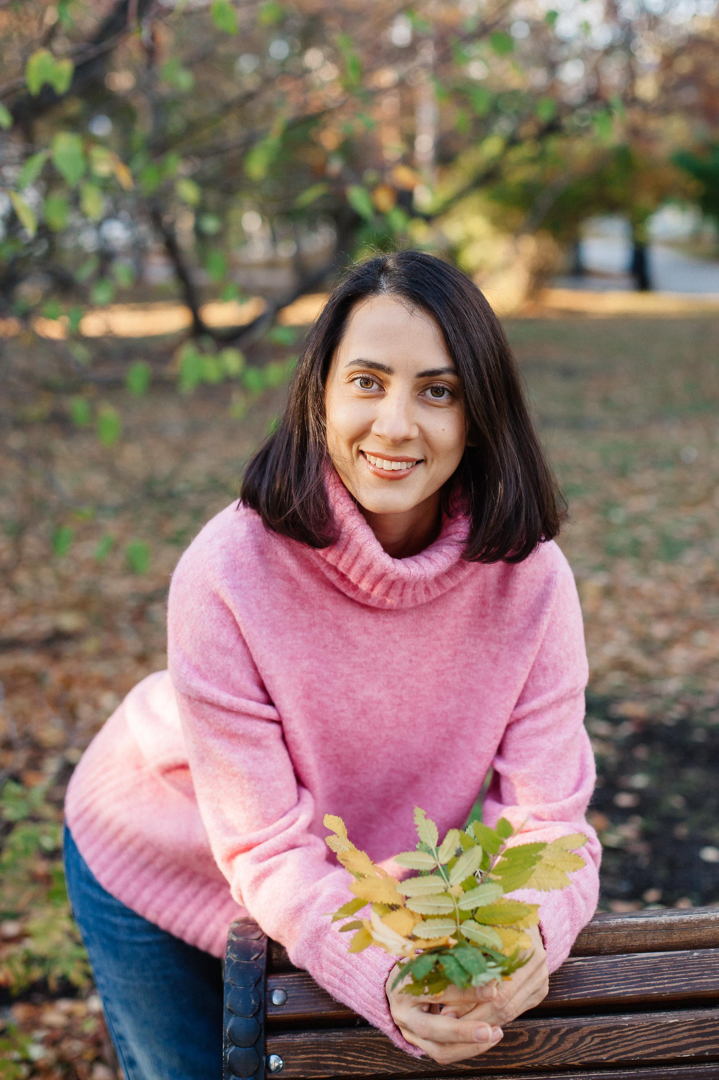 Юля, Аня и Макарик в парке возле Оперного театра. Осень. Семейный фотограф Трусова Евгения в Екатеринбурге