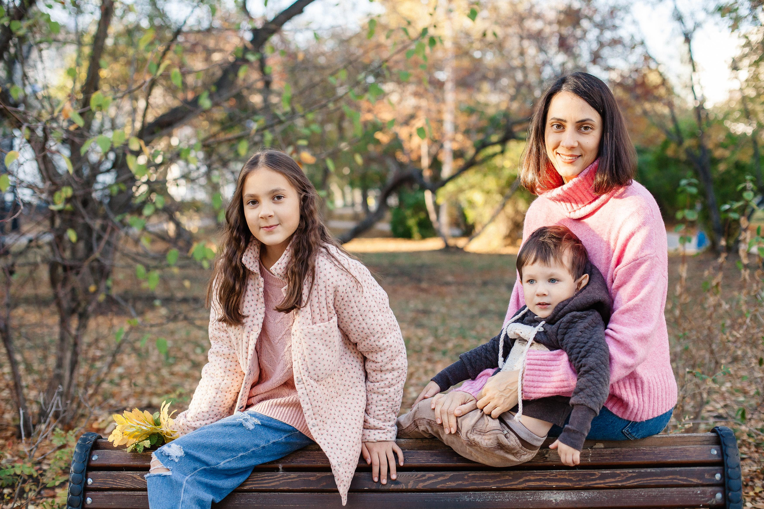Юля, Аня и Макарик в парке возле Оперного театра. Осень. Семейный фотограф Трусова Евгения в Екатеринбурге