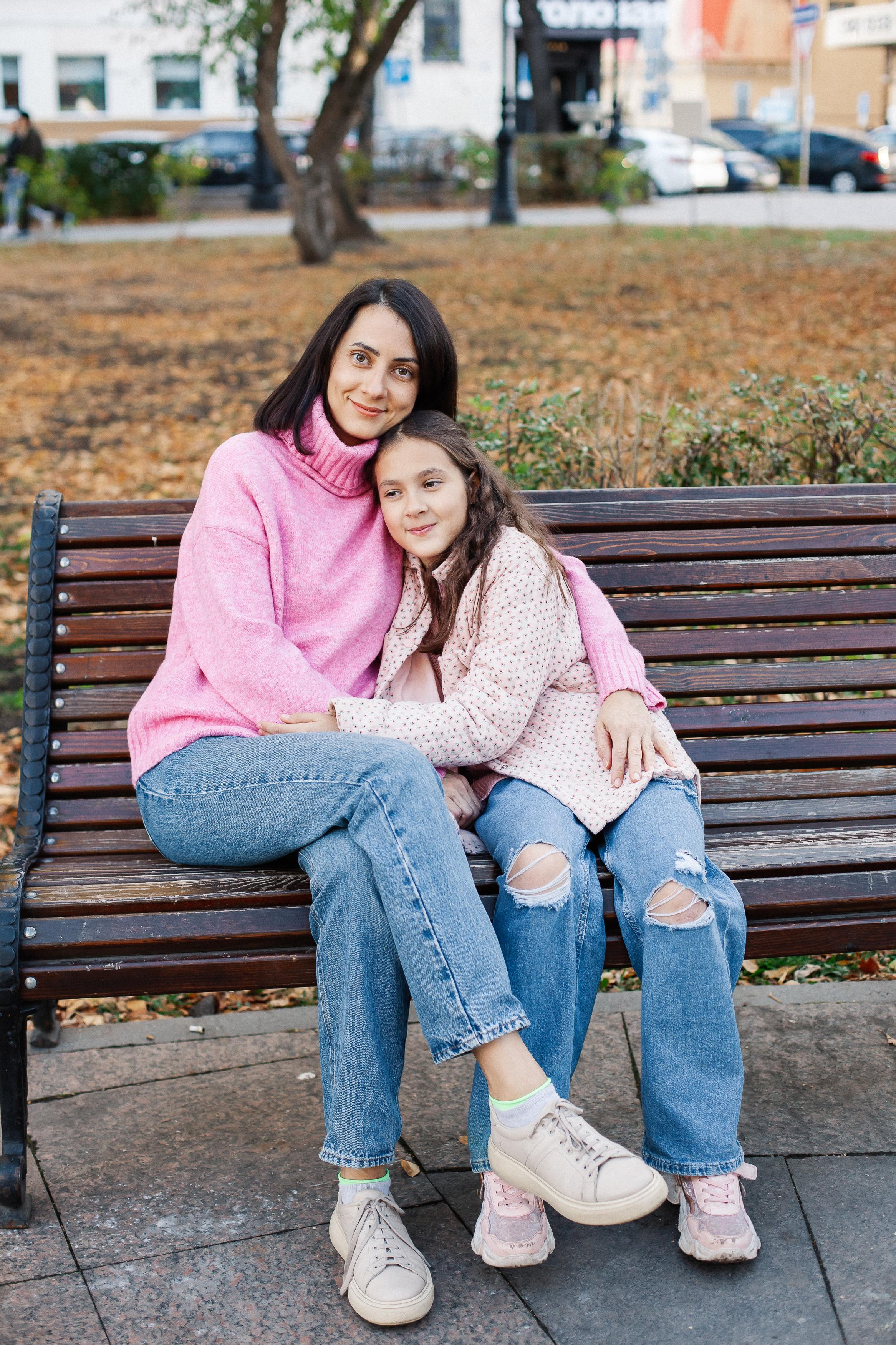 Юля, Аня и Макарик в парке возле Оперного театра. Осень. Семейный фотограф Трусова Евгения в Екатеринбурге