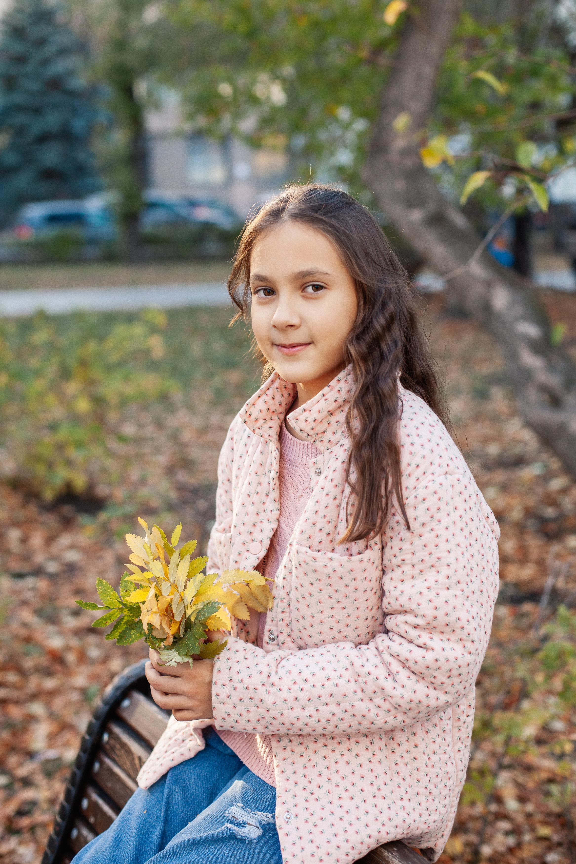 Юля, Аня и Макарик в парке возле Оперного театра. Осень. Семейный фотограф Трусова Евгения в Екатеринбурге