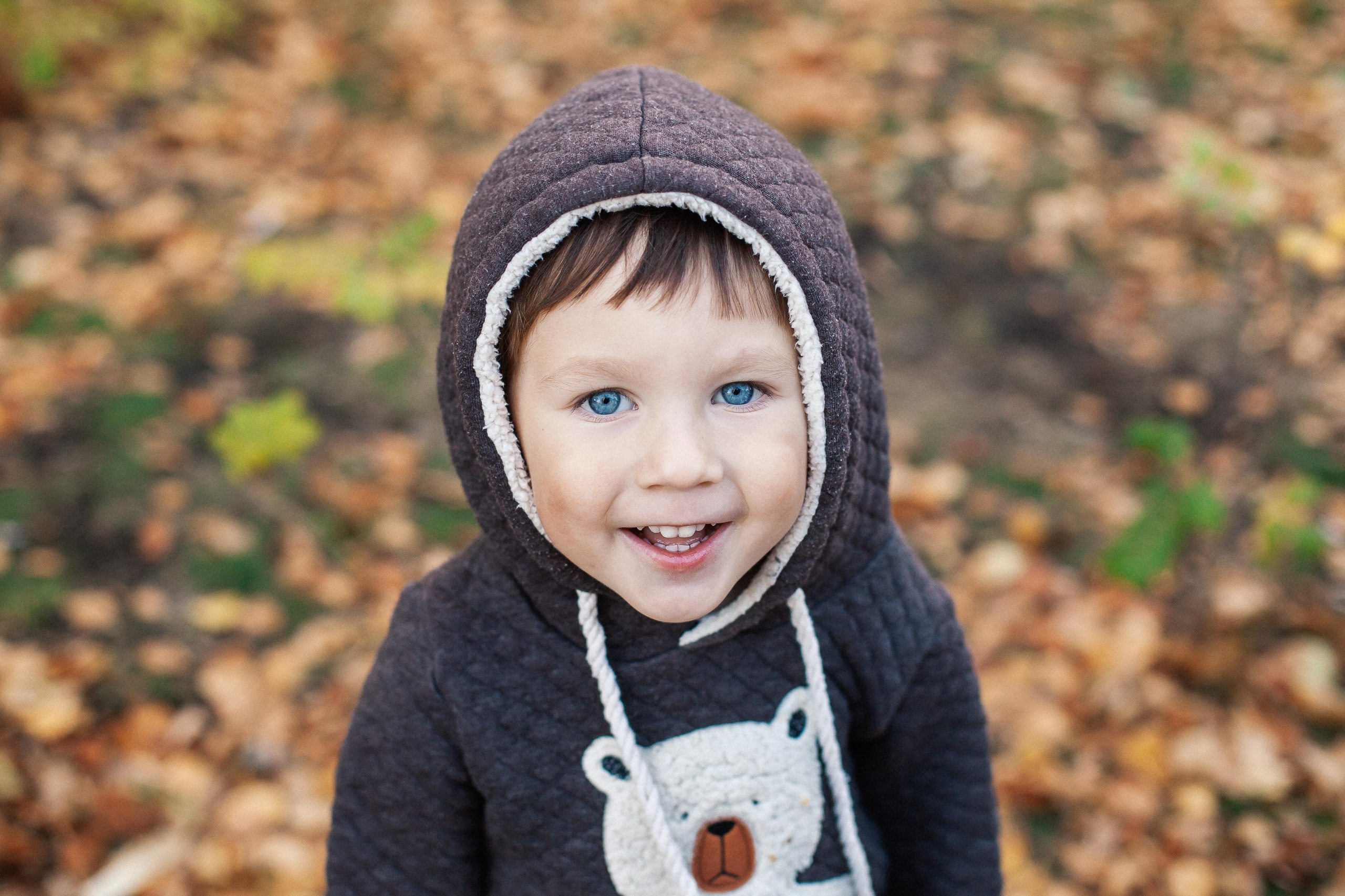 Юля, Аня и Макарик в парке возле Оперного театра. Осень. Семейный фотограф Трусова Евгения в Екатеринбурге