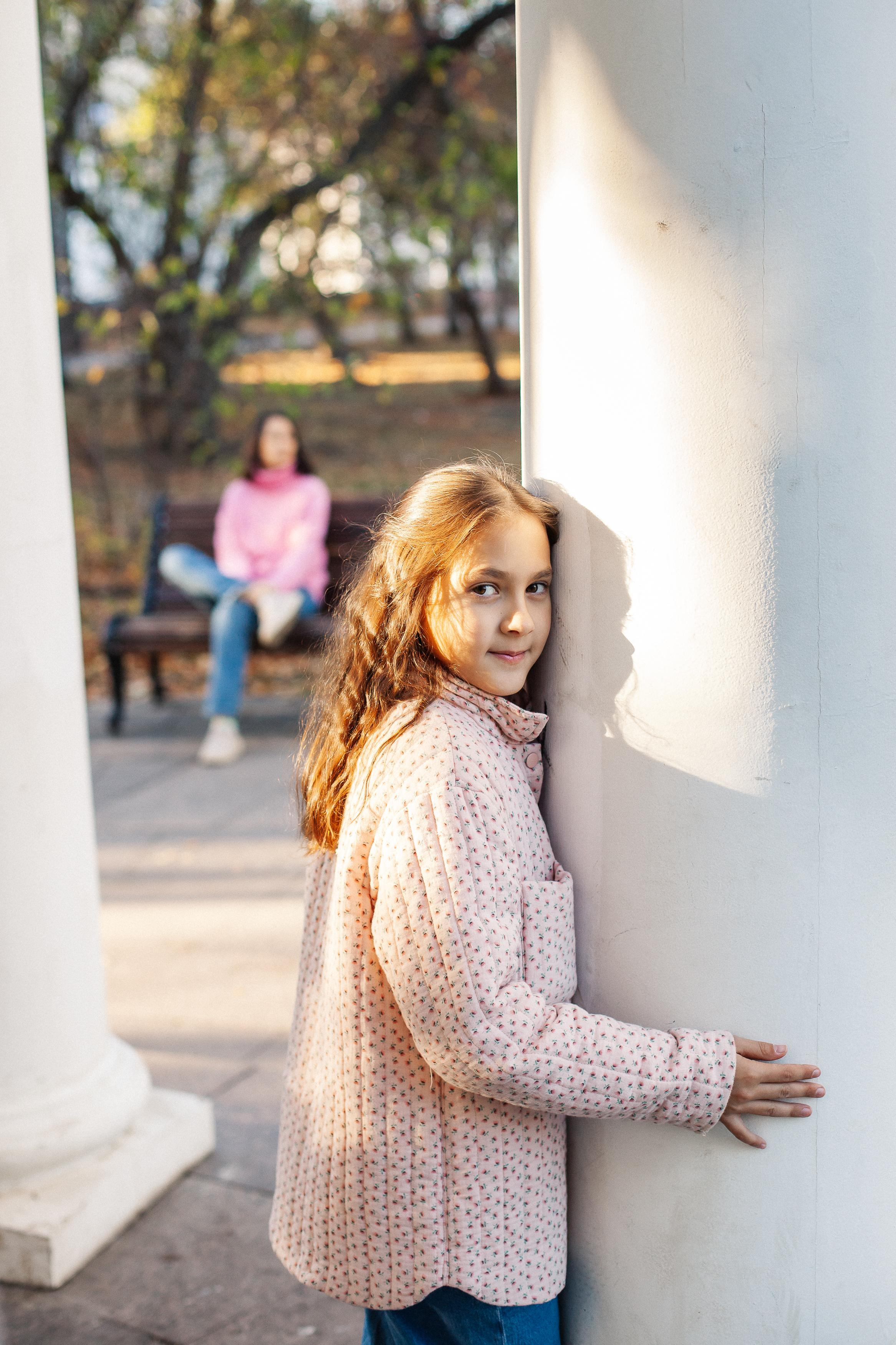Юля, Аня и Макарик в парке возле Оперного театра. Осень. Семейный фотограф Трусова Евгения в Екатеринбурге