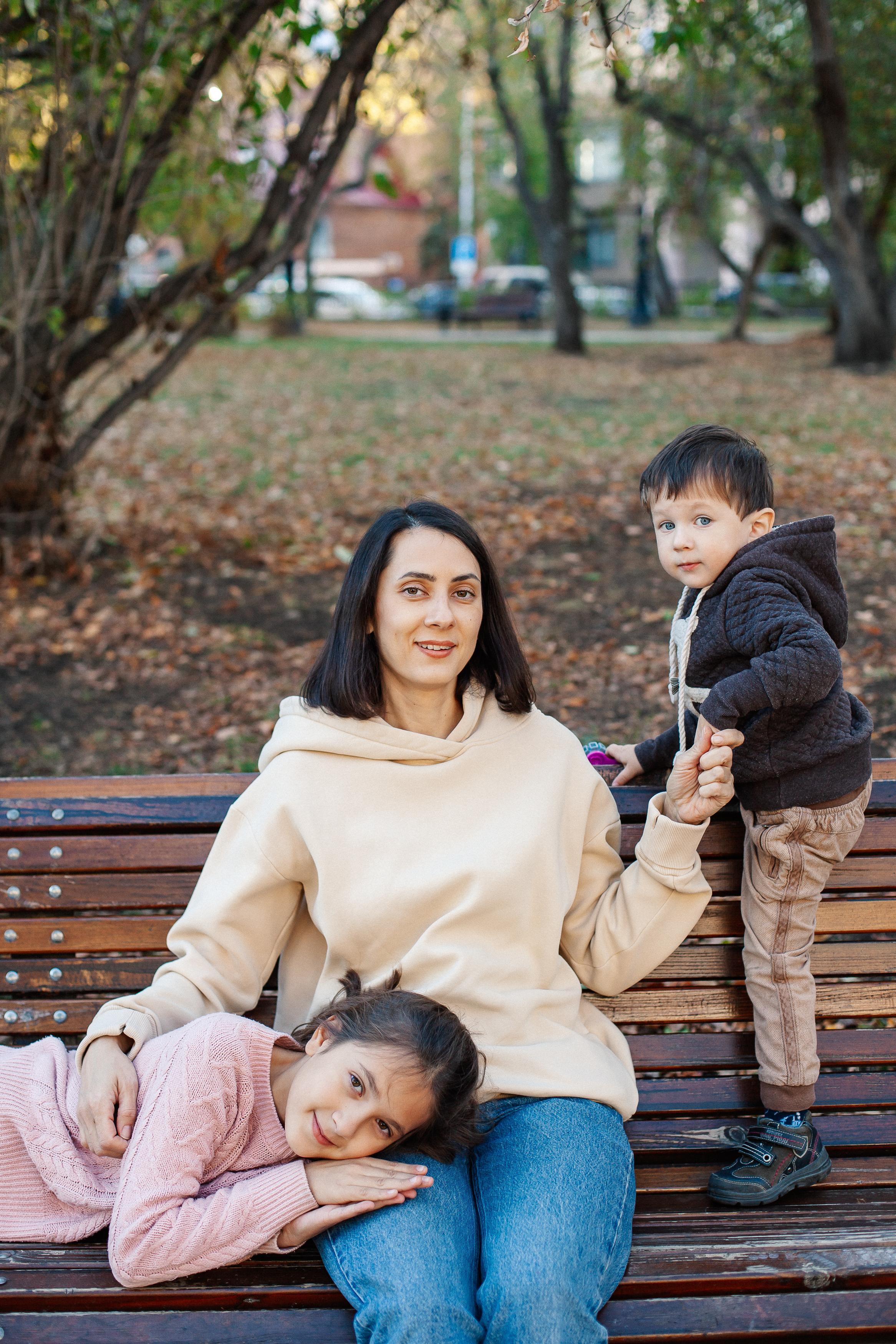 Юля, Аня и Макарик в парке возле Оперного театра. Осень. Семейный фотограф Трусова Евгения в Екатеринбурге