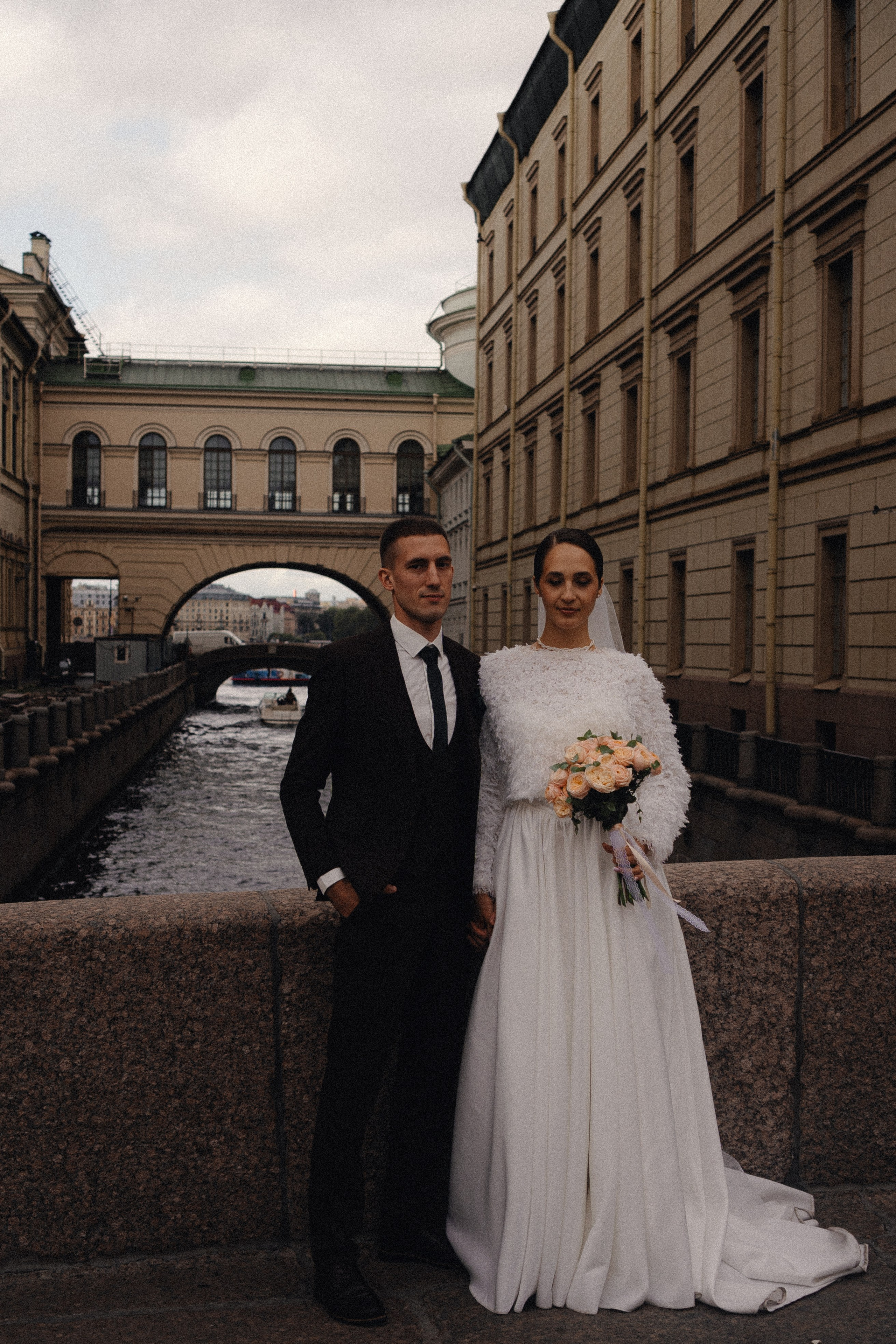 СВАДЕБНАЯ ПРОГУЛКА В САНТК-ПЕТЕРБУРГЕ (ИСАКИЕВСКИЙ СОБОР, ЗИМНЯЯ КАНАВКА, ЭРМИТАЖ И БОЛЬШАЯ МОРСКАЯ УЛИЦА). Профессиональный фотограф, Санкт-Петербург — Виктория Богомолова