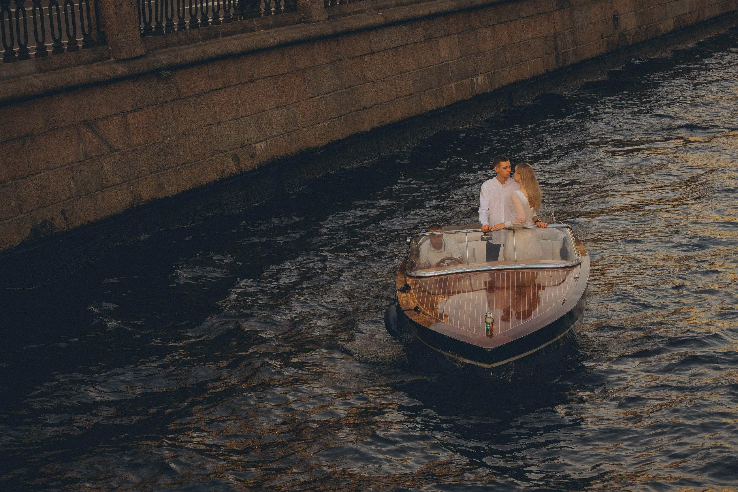 СВАДЕНБНАЯ СЬЕМКА НА КАТЕРЕ ПО КАНАЛАМ САНКТ-ПЕТЕРБУРГА И В АКВАТОРИИ НЕВЫ. Профессиональный фотограф, Санкт-Петербург — Виктория Богомолова