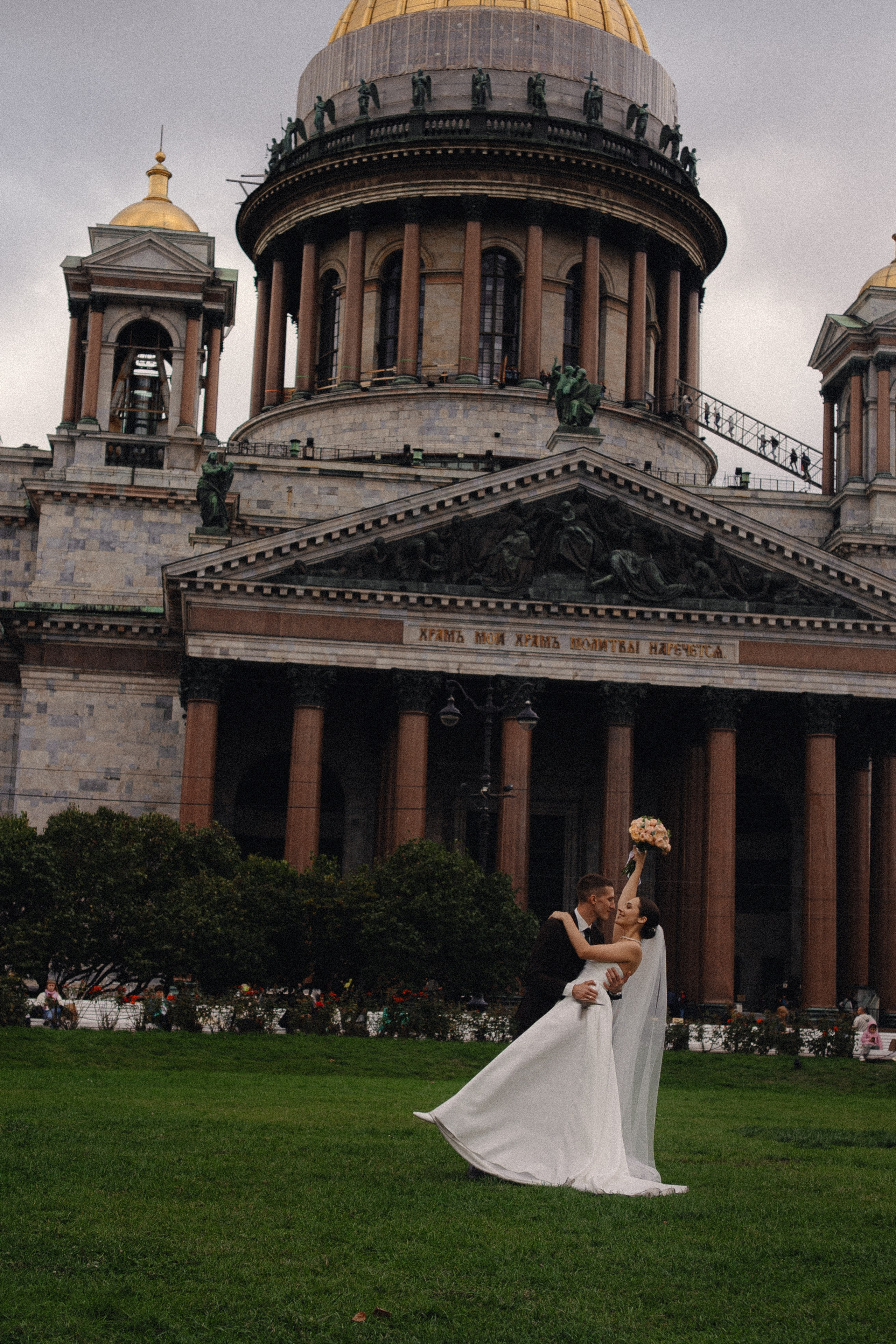 СВАДЕБНАЯ ПРОГУЛКА В САНТК-ПЕТЕРБУРГЕ (ИСАКИЕВСКИЙ СОБОР, ЗИМНЯЯ КАНАВКА, ЭРМИТАЖ И БОЛЬШАЯ МОРСКАЯ УЛИЦА). Профессиональный фотограф, Санкт-Петербург — Виктория Богомолова