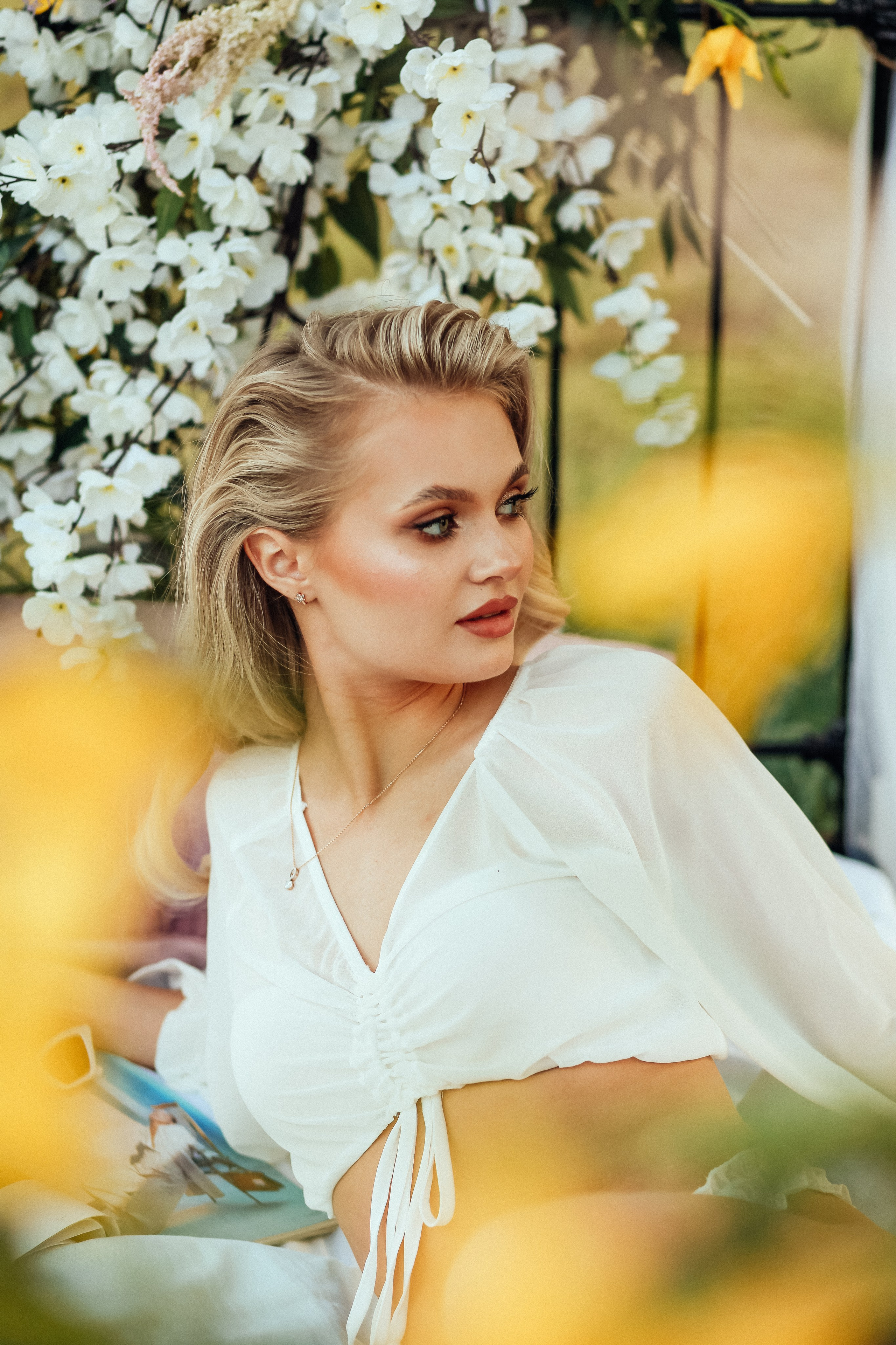 утро очень красивая невеста блондинка цветы природа лето декор дерево кровать бокал