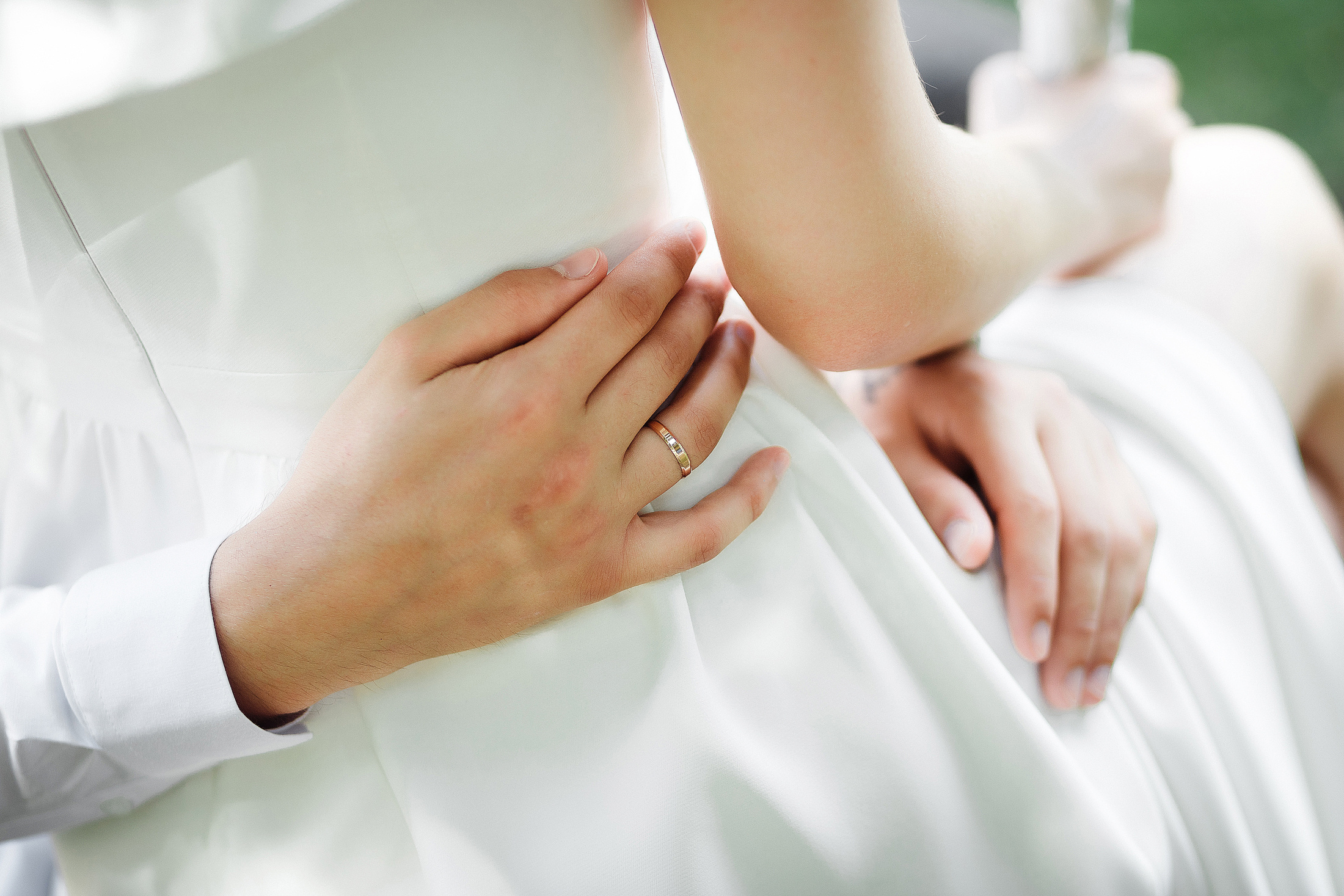 Невеста сидит на коленях у жениха, руки крупным планом