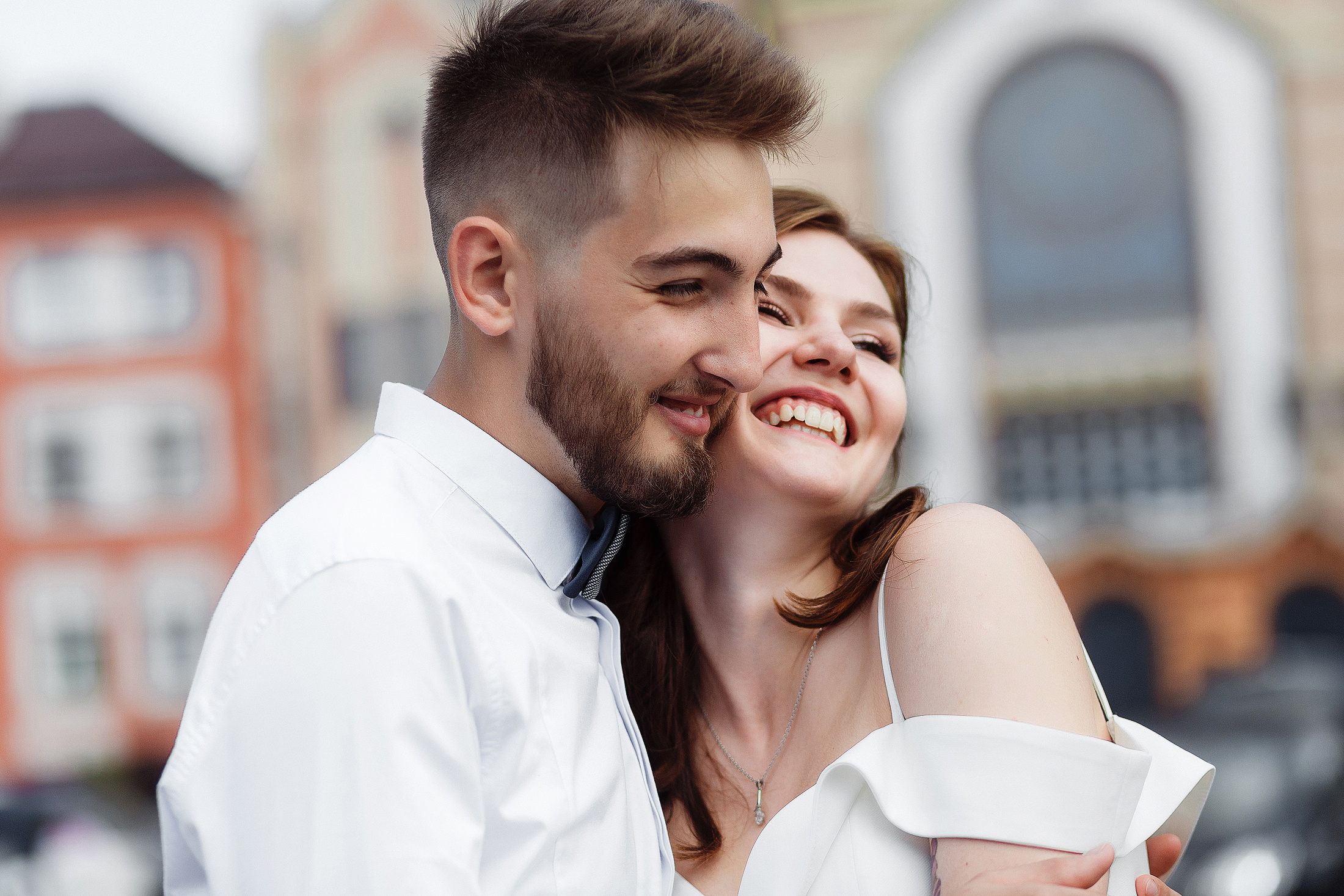 Жених и невеста улыбаются и смеются