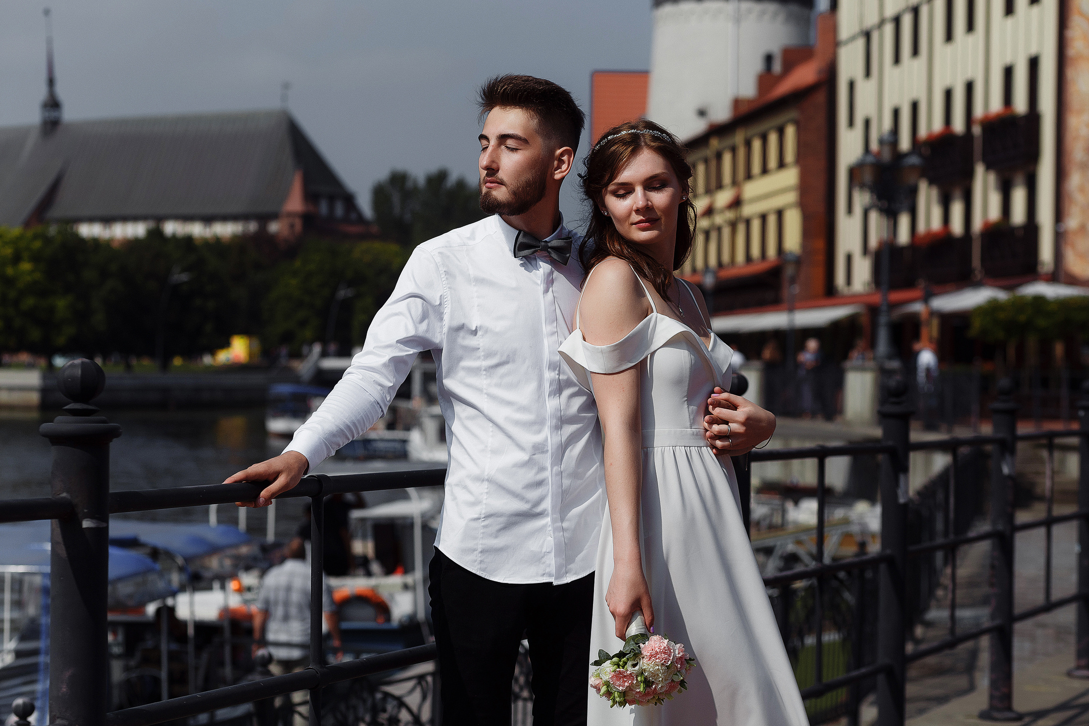 Жених и невеста в популярном месте Калининграда: Рыбной деревне